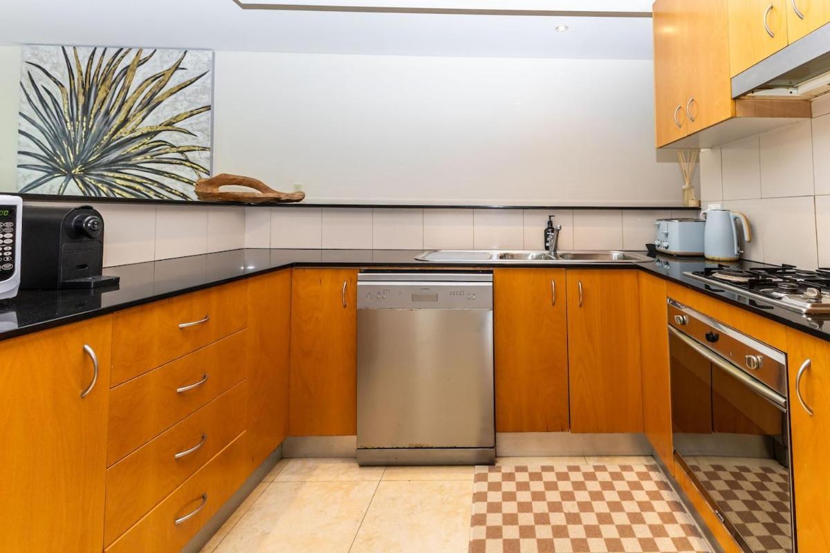 Bright & Spacious 2 Bdr W Pool Parking Balcony Ac * Sydney