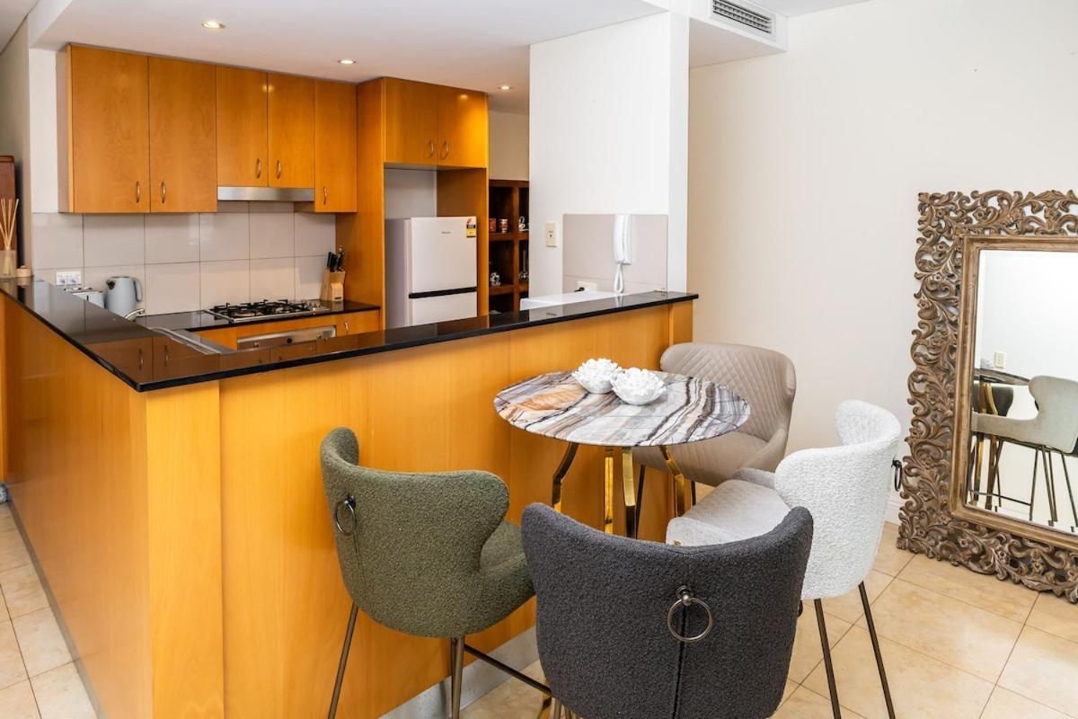 Bright & Spacious 2 Bdr W Pool Parking Balcony Ac Apartment *