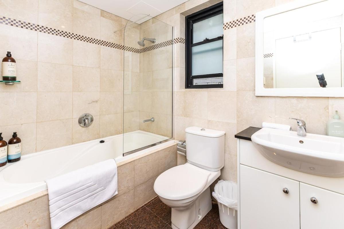 Apartment Bright & Spacious 2 Bdr W Pool Parking Balcony Ac Sydney