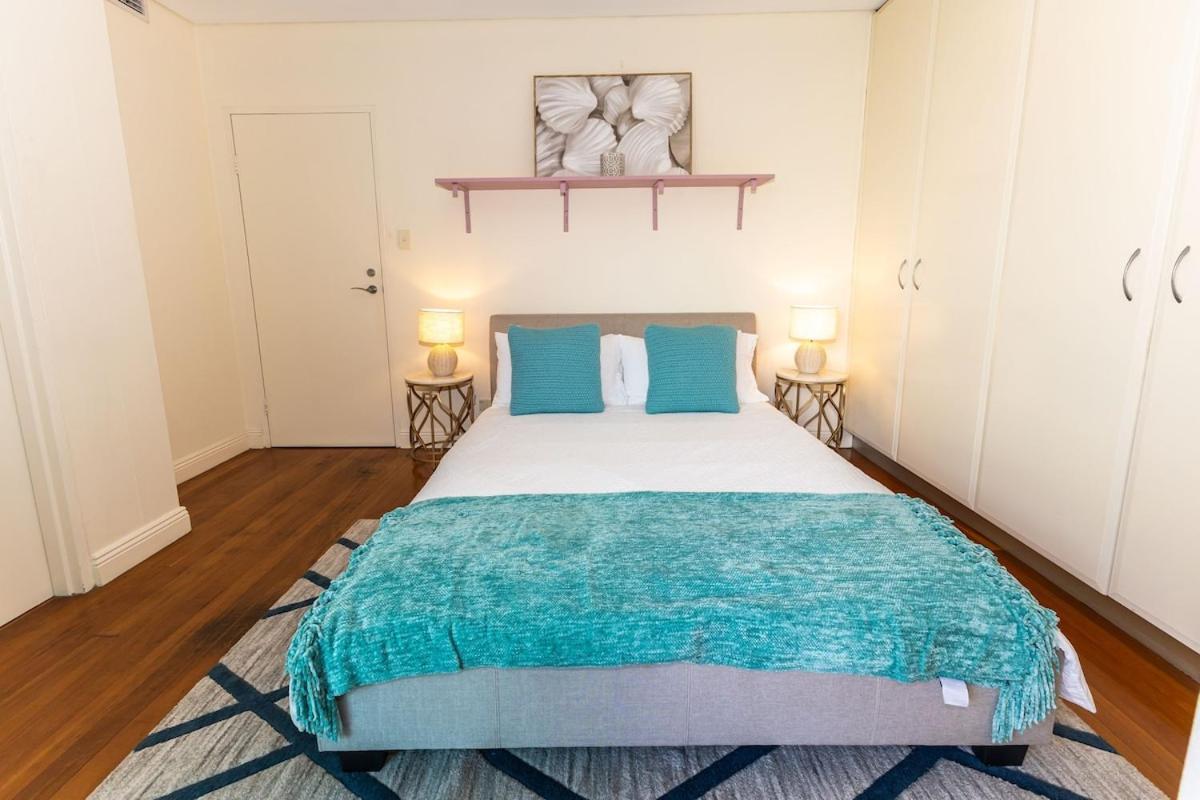 Bright & Spacious 2 Bdr W Pool Parking Balcony Ac Sydney
