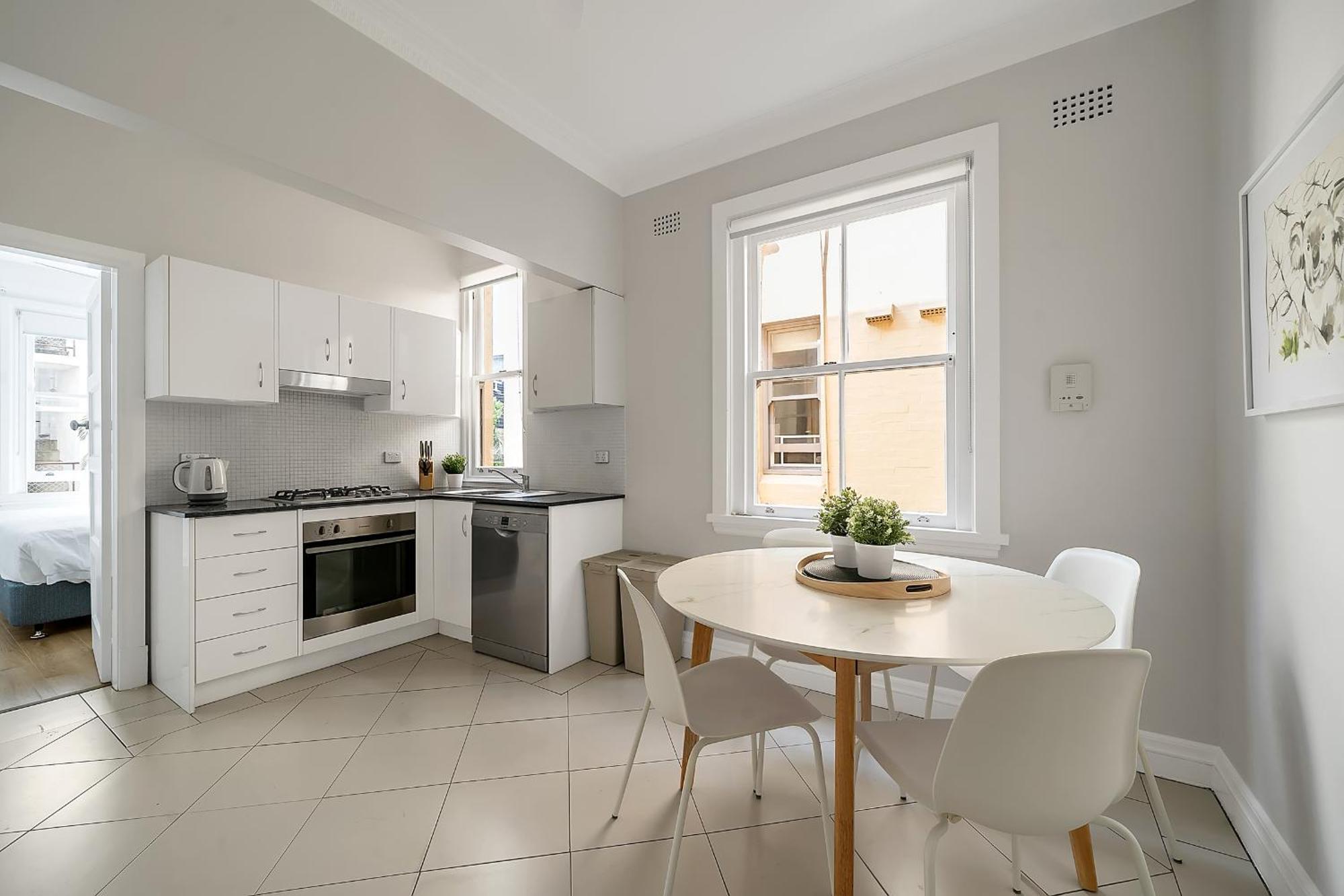 Renovated Harbourfront With Harbour Views *