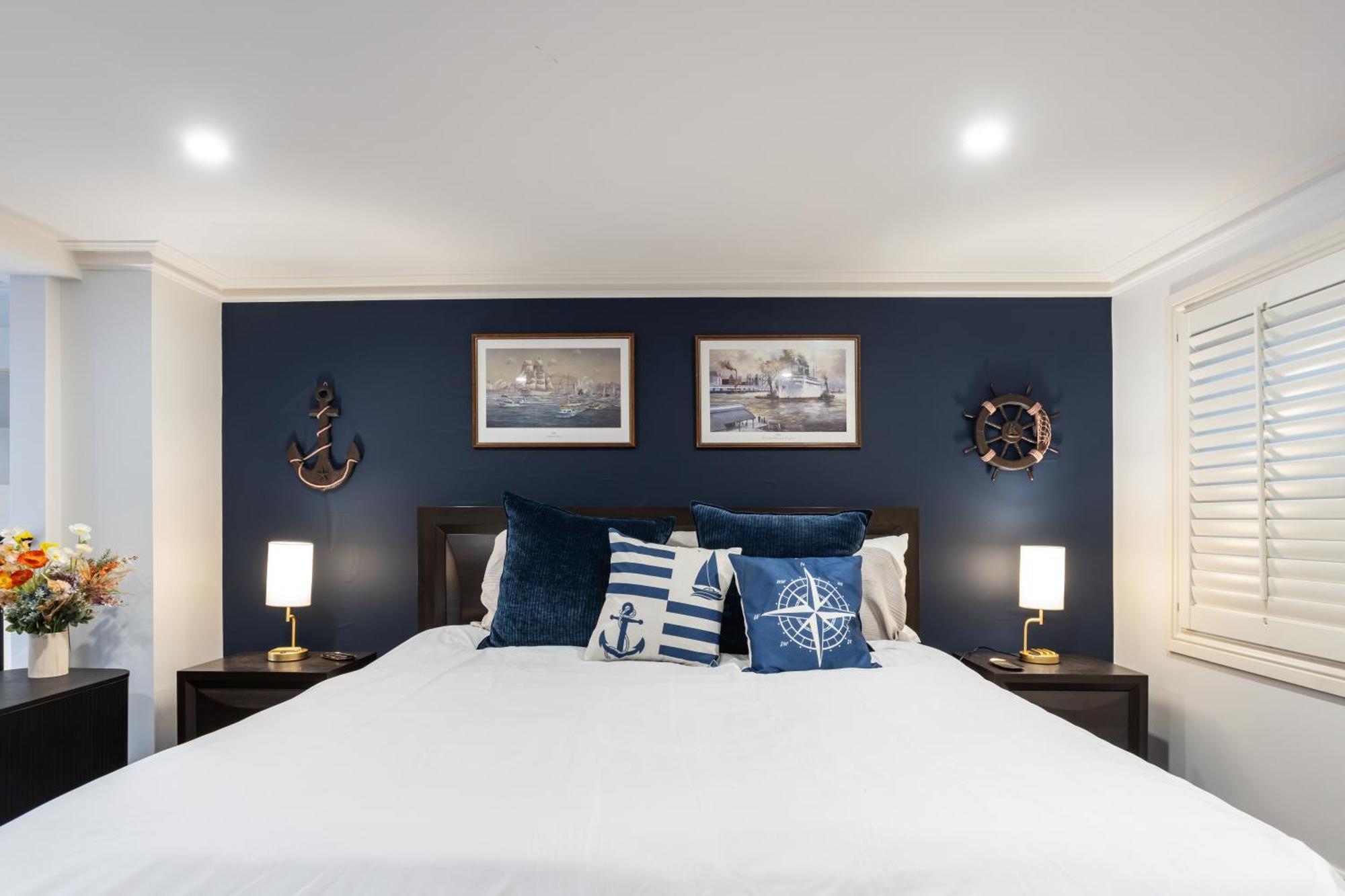 King Bed Harbour View - Captain's Retreat *