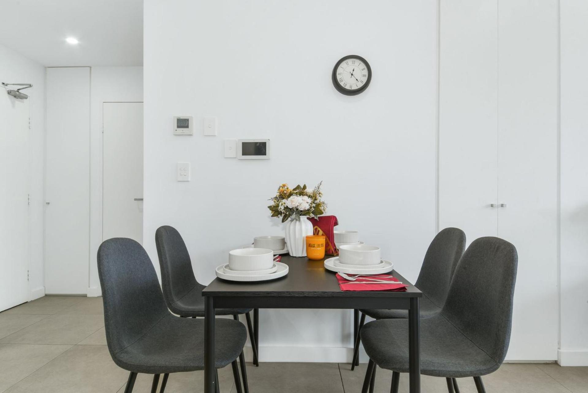 Apartment Walk To Shops, Cafes & Transport! 1bed Comfort *
