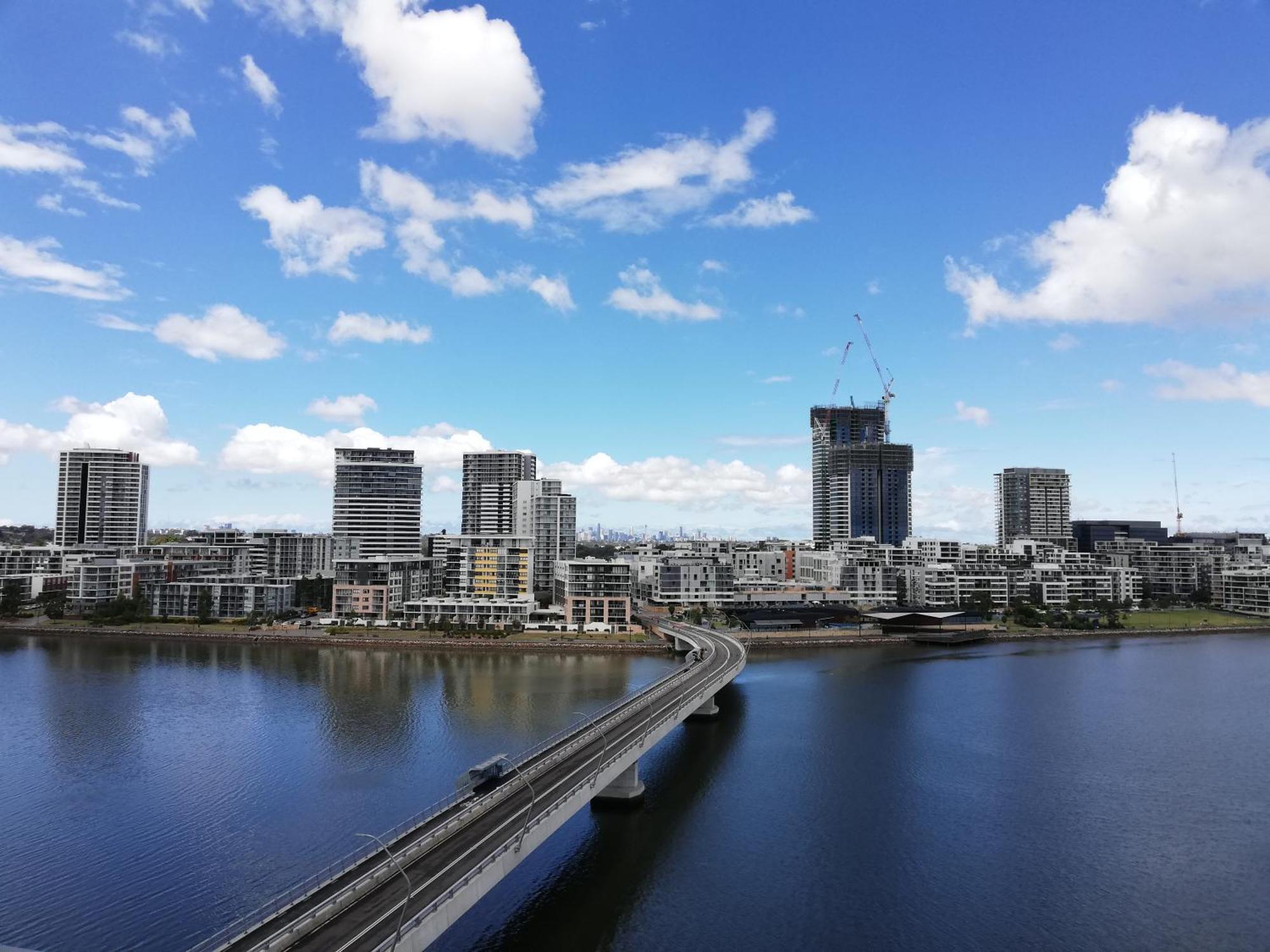 Bay View 2 Bed Highrise With Free Parking Apartment *