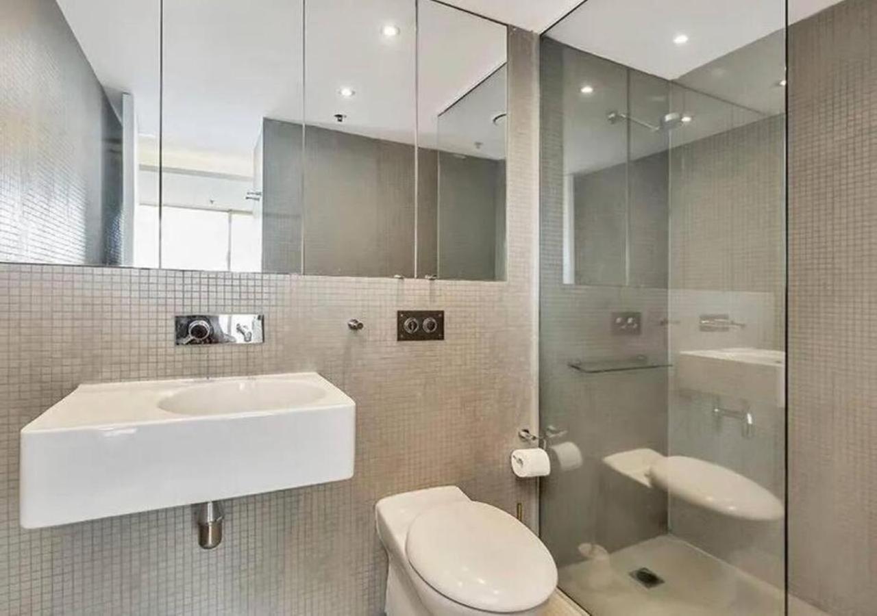 Stylish 2 Bed +24/7 Concierge + Pool + Sauna Apartment