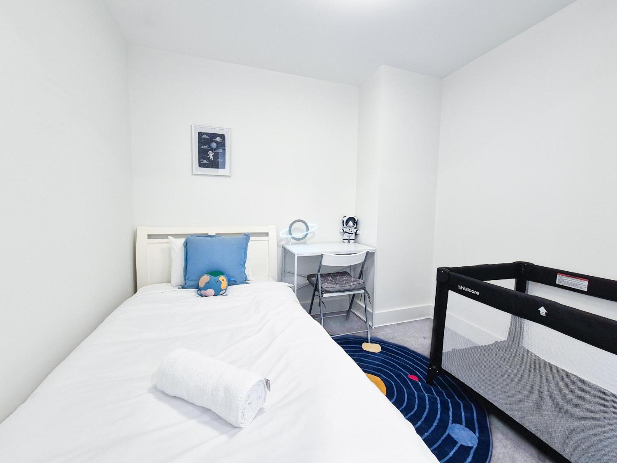 Hamptons Style 2br & Kid W View In Olympic Park Apartment Sydney