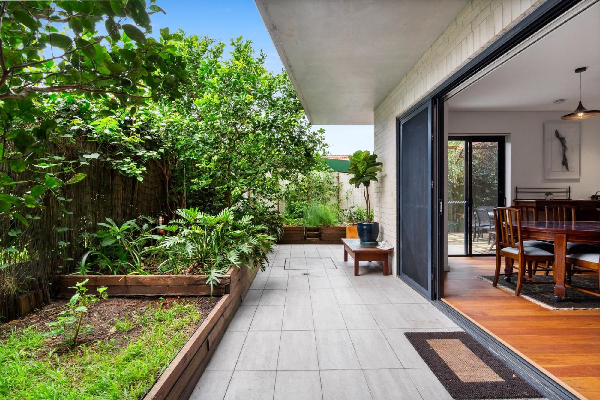 Apartment Spacious 2-bed Retreat With Bbq & Courtyard