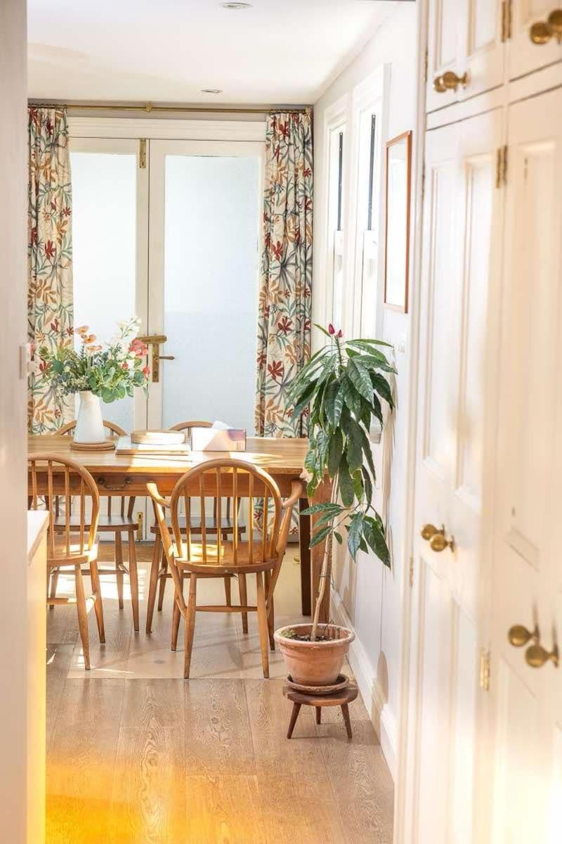 Charm & History 3bdr Close To Harbour Views Sydney