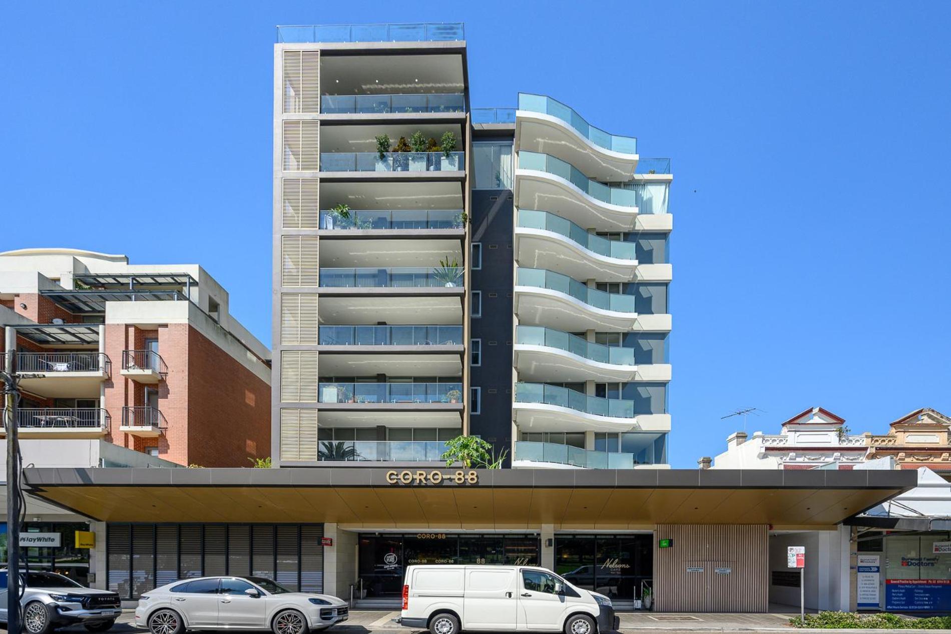 Apartment Cozy 3br With Large Balcony For Relaxation *