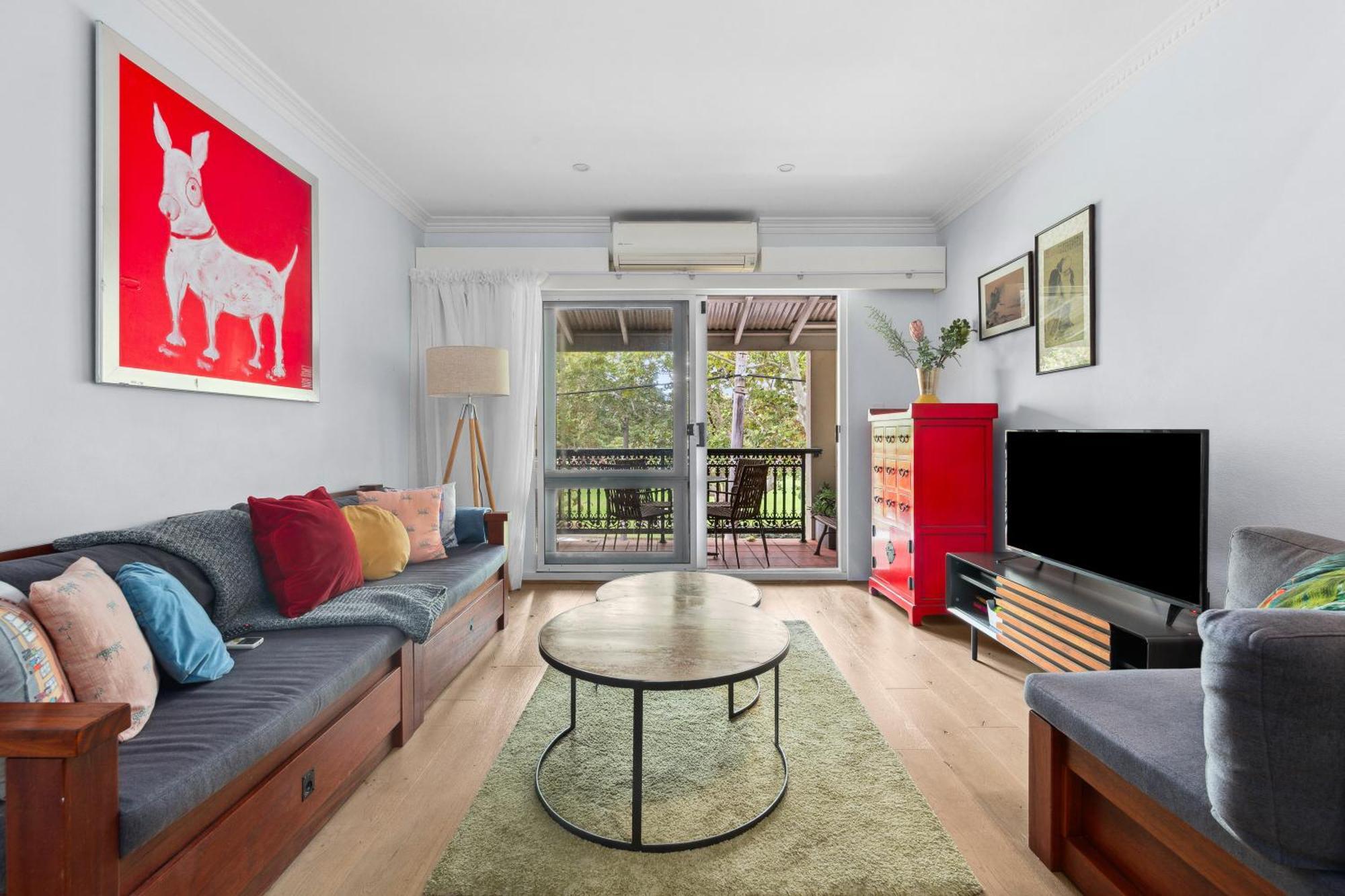 Hip Inner-city Living In Vibrant Erskineville Apartment *