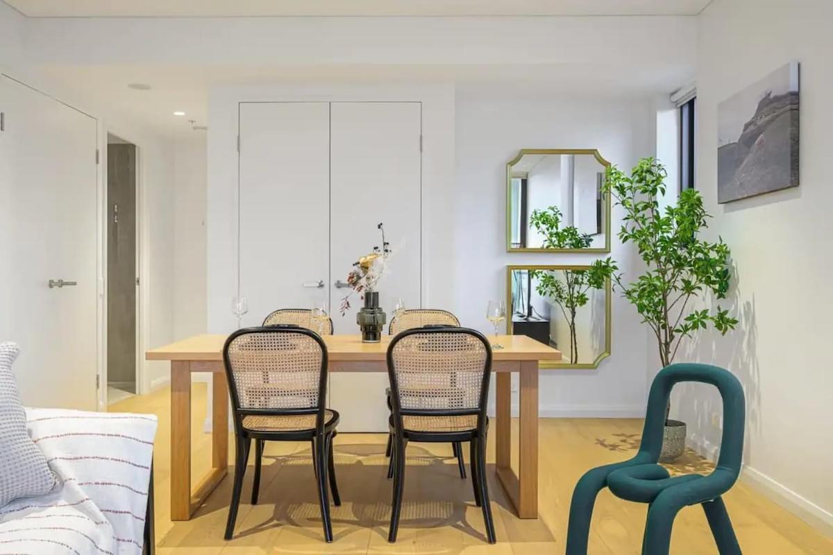 Brand New 2bd Modern Near Mq Shopping Centre *