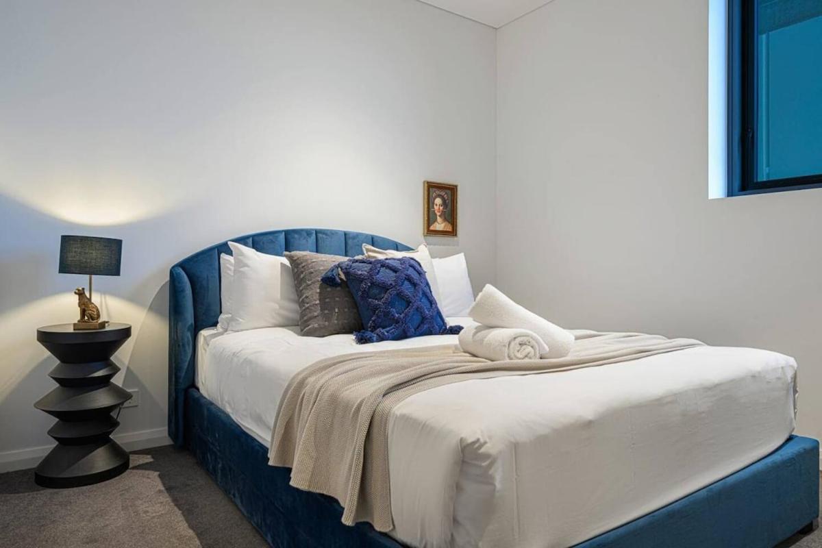 Brand New 2bd Modern Near Mq Shopping Centre Apartment *