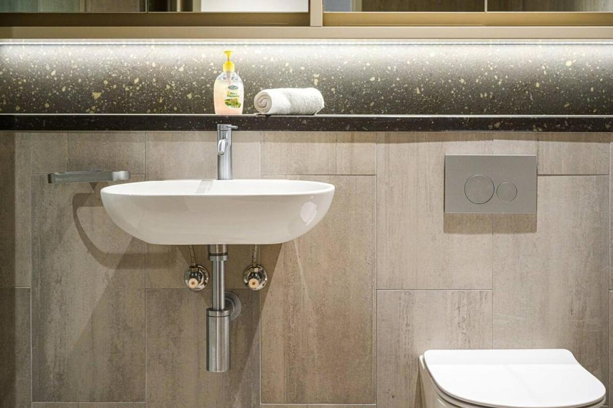 Brand New 2bd Modern Near Mq Shopping Centre Apartment Sydney