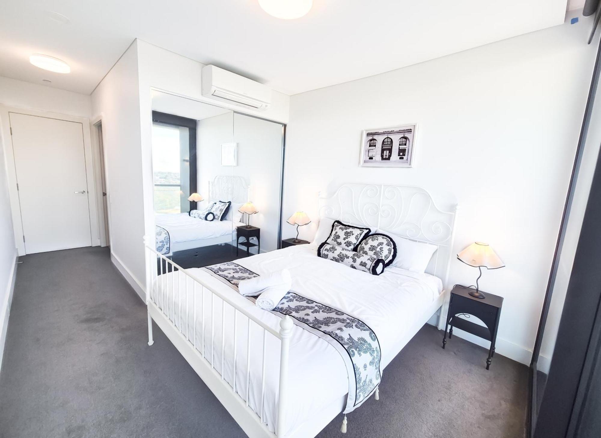 Timeless Black N White Charm 2br W Kids Apartment *