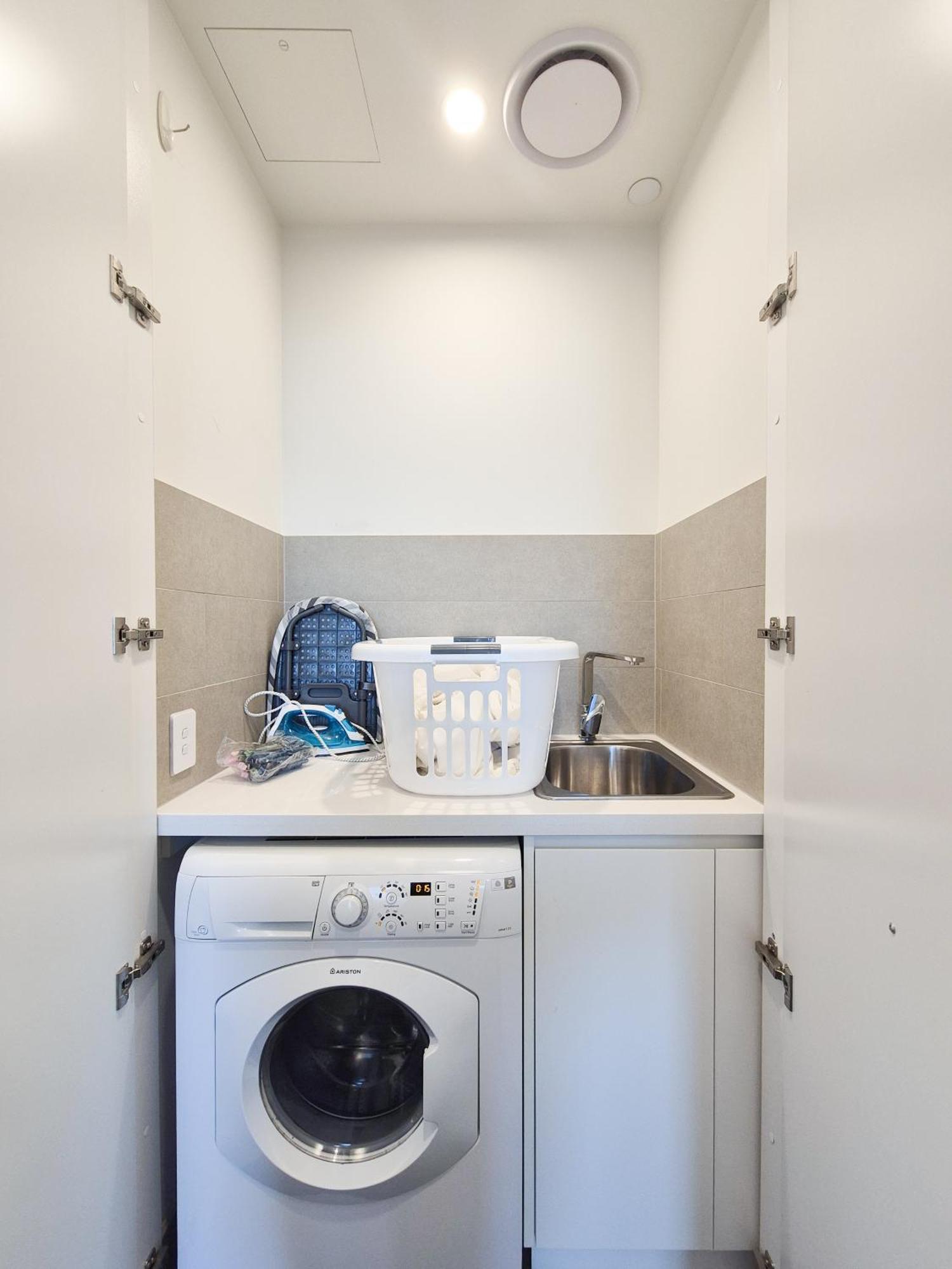 Timeless Black N White Charm 2br W Kids Sydney