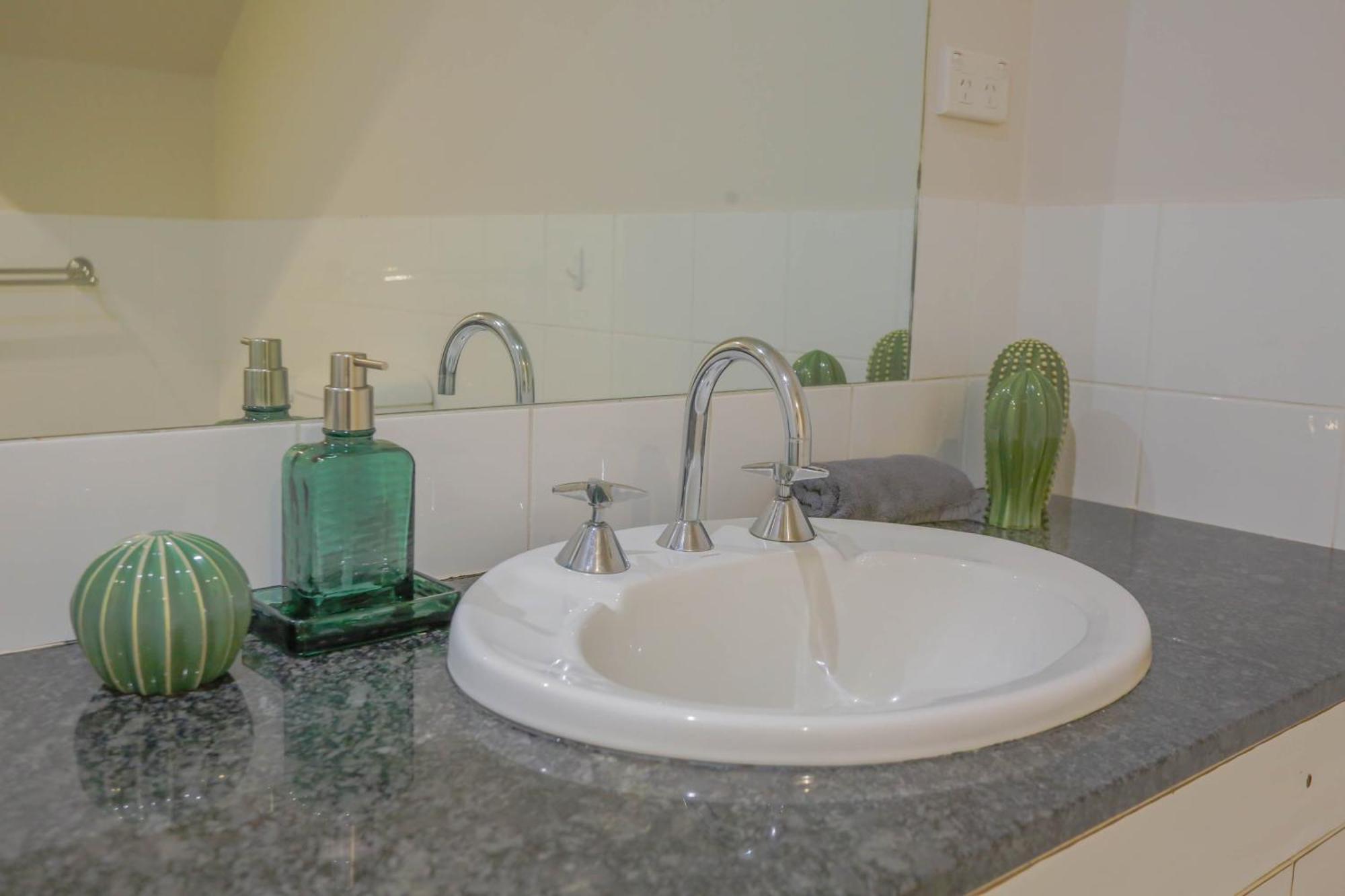 Bahay bakasyunan Elegant 2 Bedroom Close To Buz Bridge Rd 2 E-bikes Included Sydney