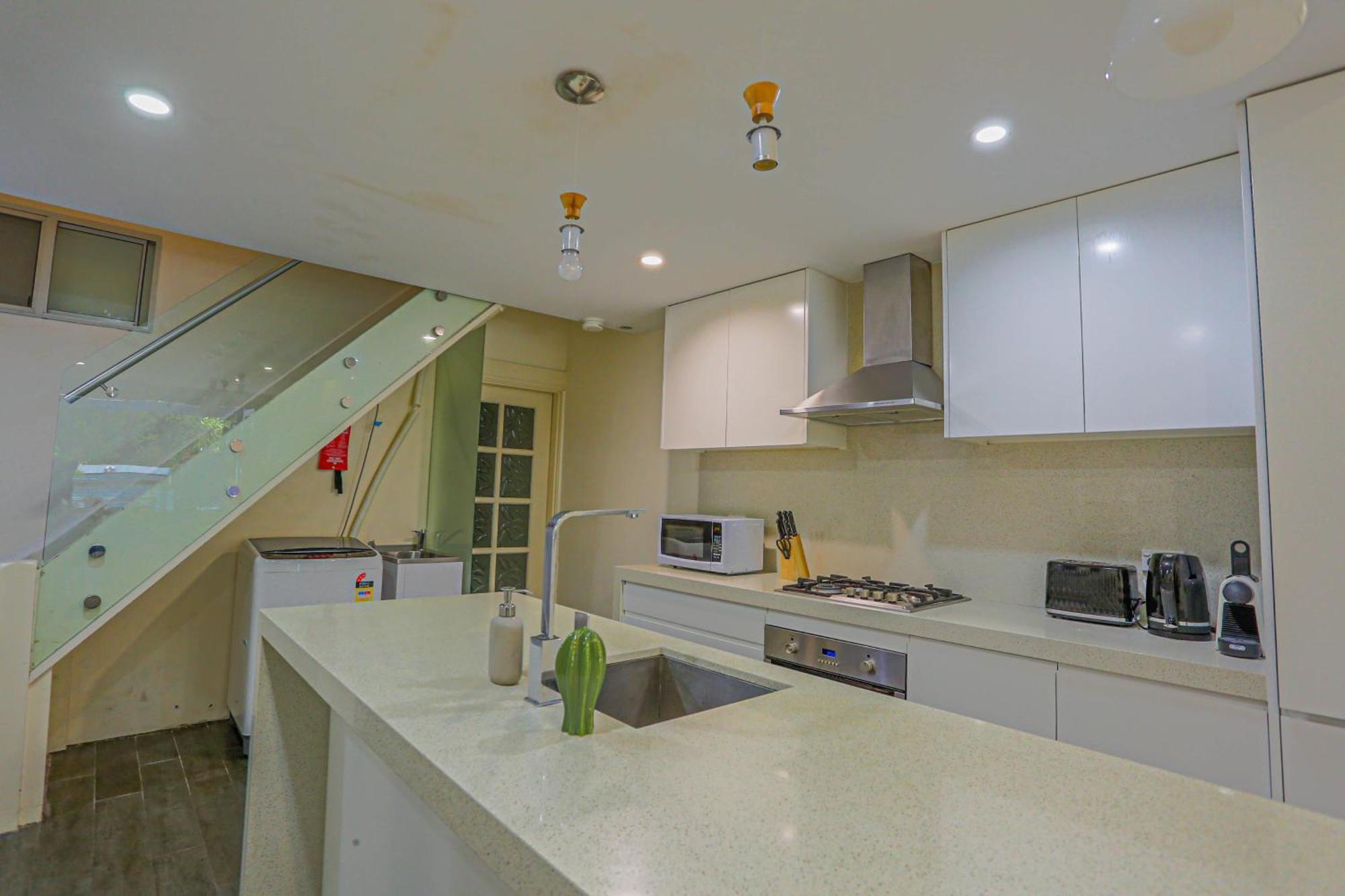 Ideal 3 Bedroom House Centre Glebe 2 E-bikes Included * Sidney