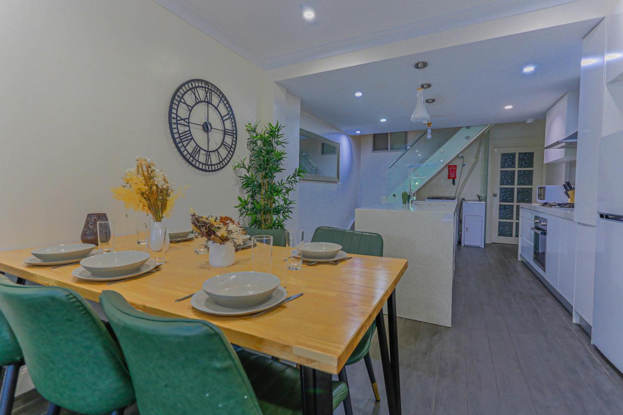 Ideal 3 Bedroom House Centre Glebe 2 E-bikes Included * Sidney
