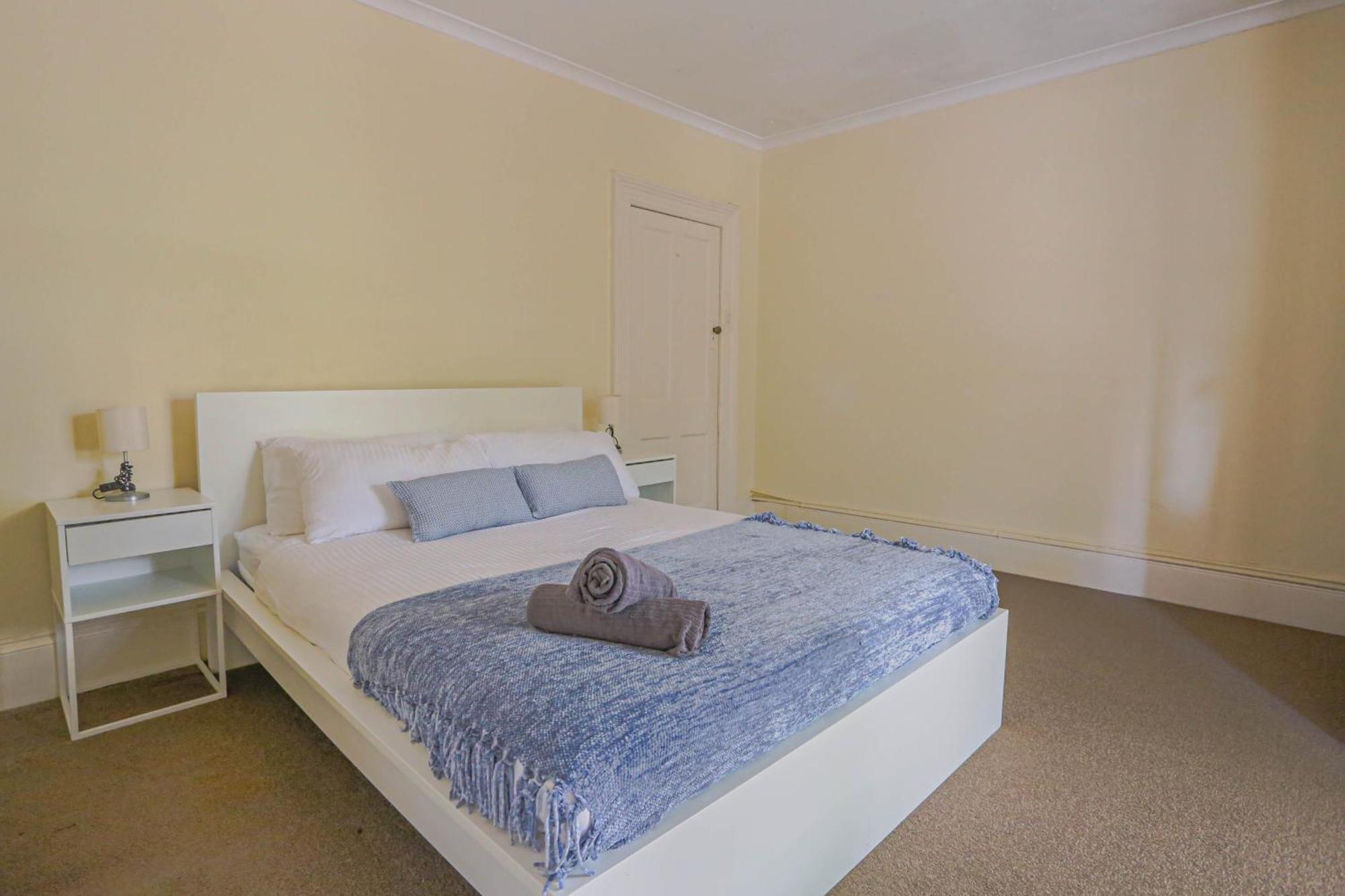 Stylish 3-bedroom Near Darling Harbour - Free E-bikes! Apartment