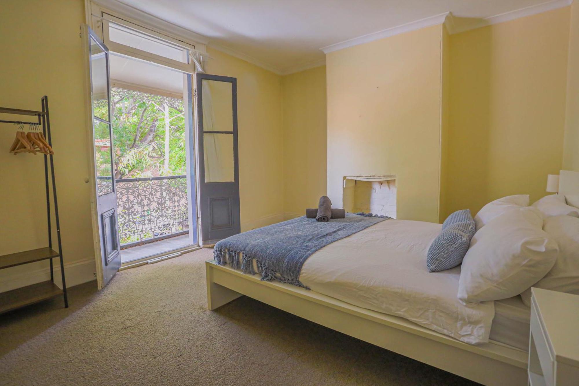 Apartment Stylish 3-bedroom Near Darling Harbour - Free E-bikes!