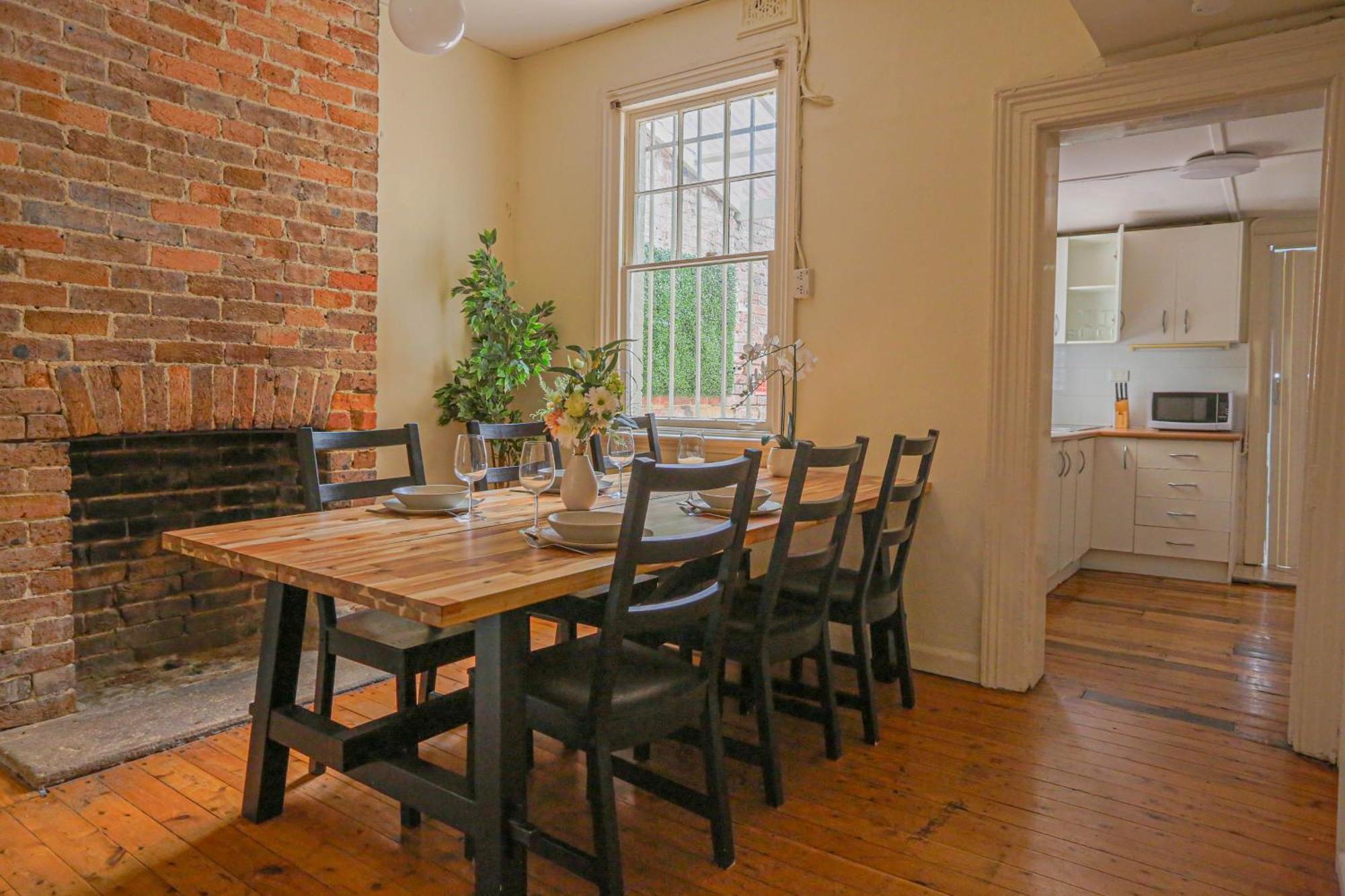 Stylish 3-bedroom Near Darling Harbour - Free E-bikes! Apartment Sydney