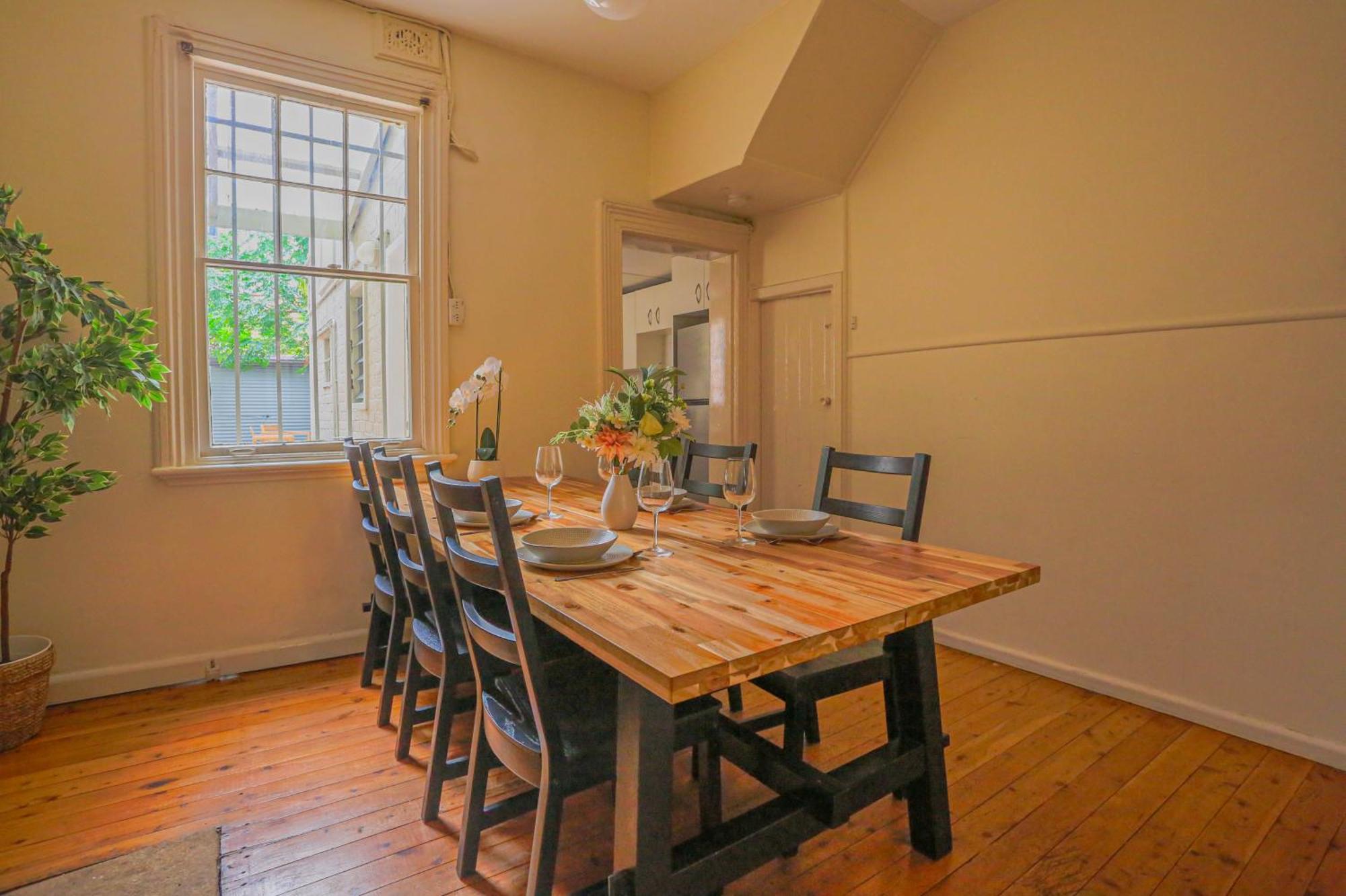 Apartment Stylish 3-bedroom Near Darling Harbour - Free E-bikes!