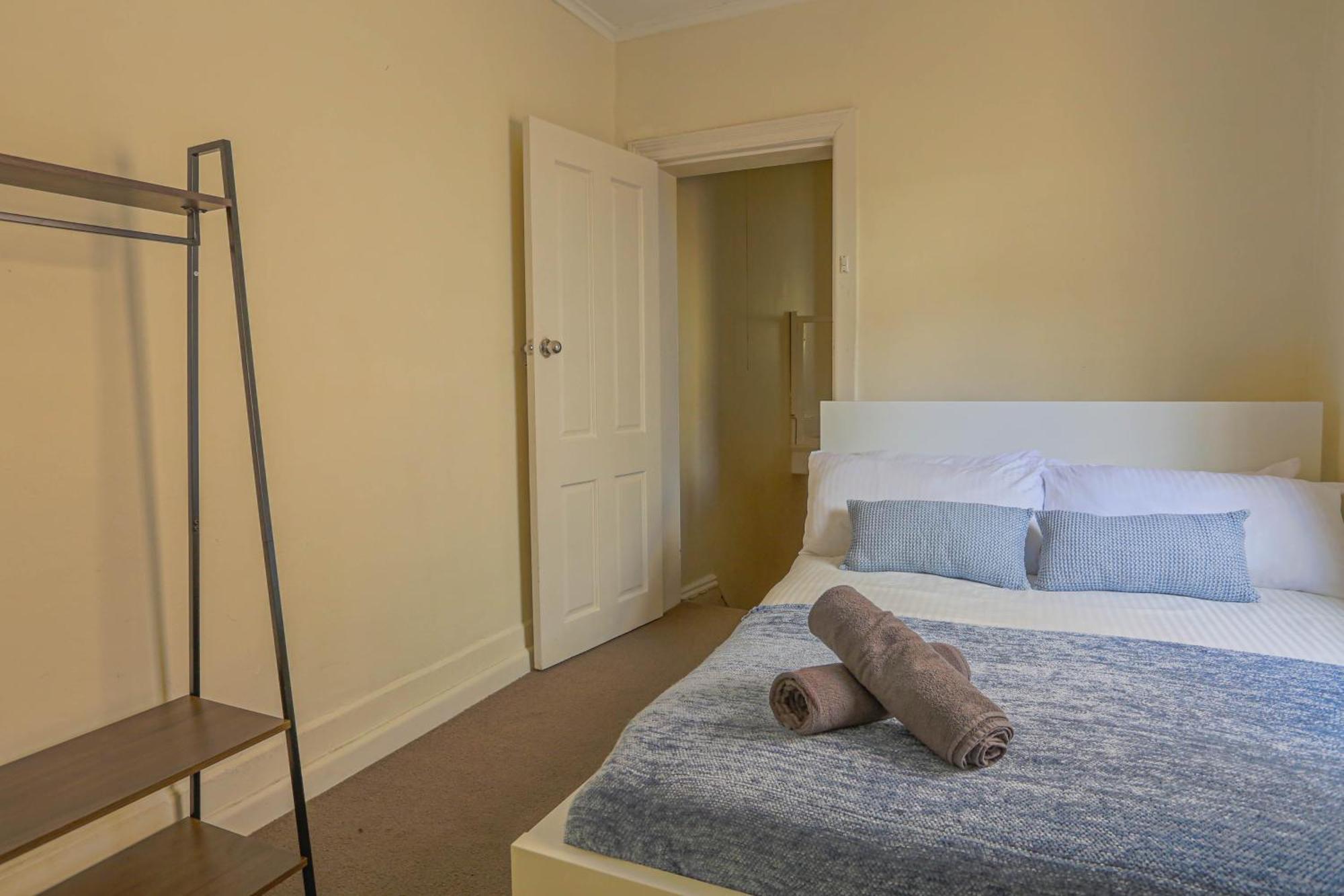 Stylish 3-bedroom Near Darling Harbour - Free E-bikes! Apartment *