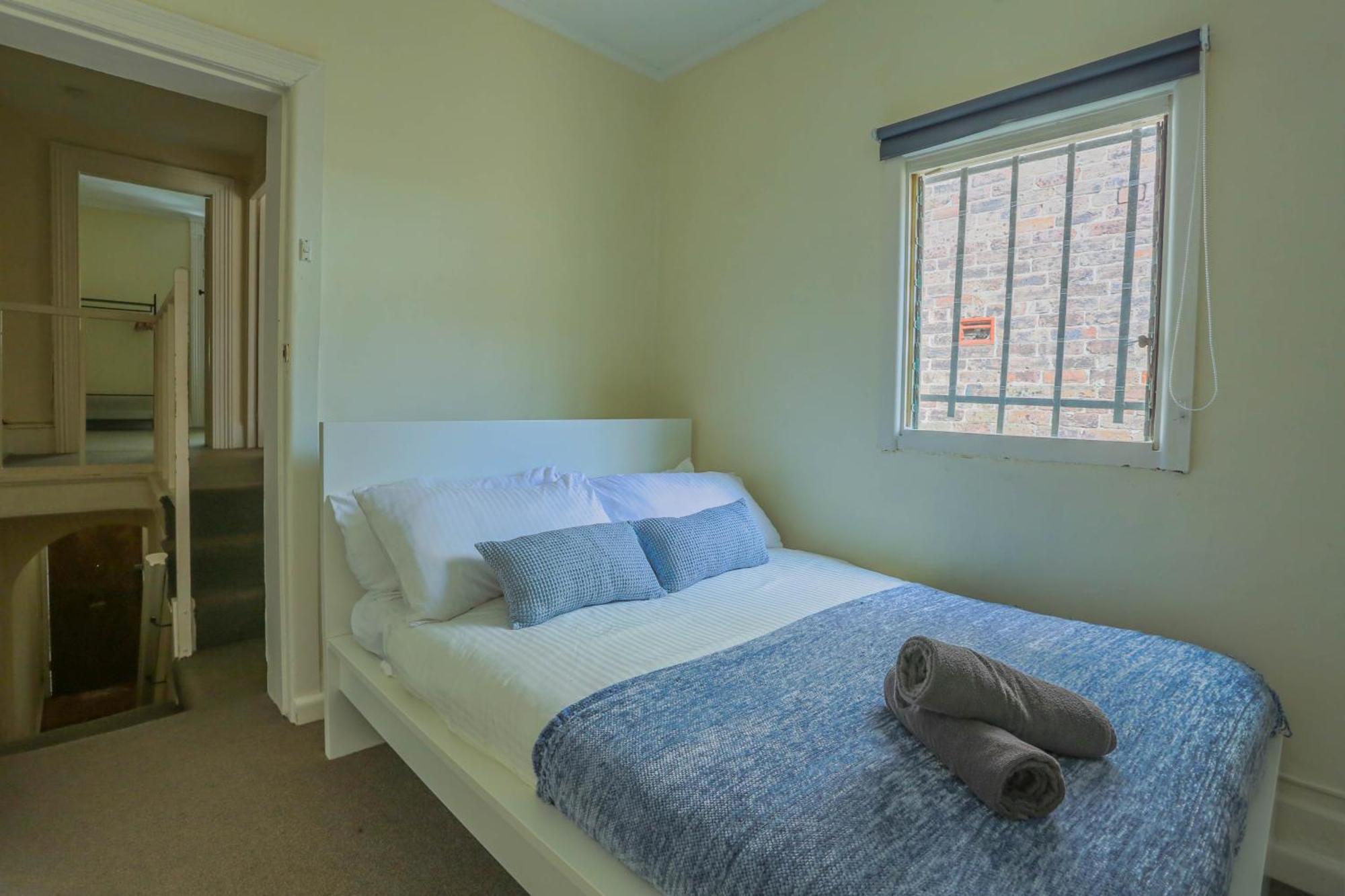 Stylish 3-bedroom Near Darling Harbour - Free E-bikes! Apartment Sydney