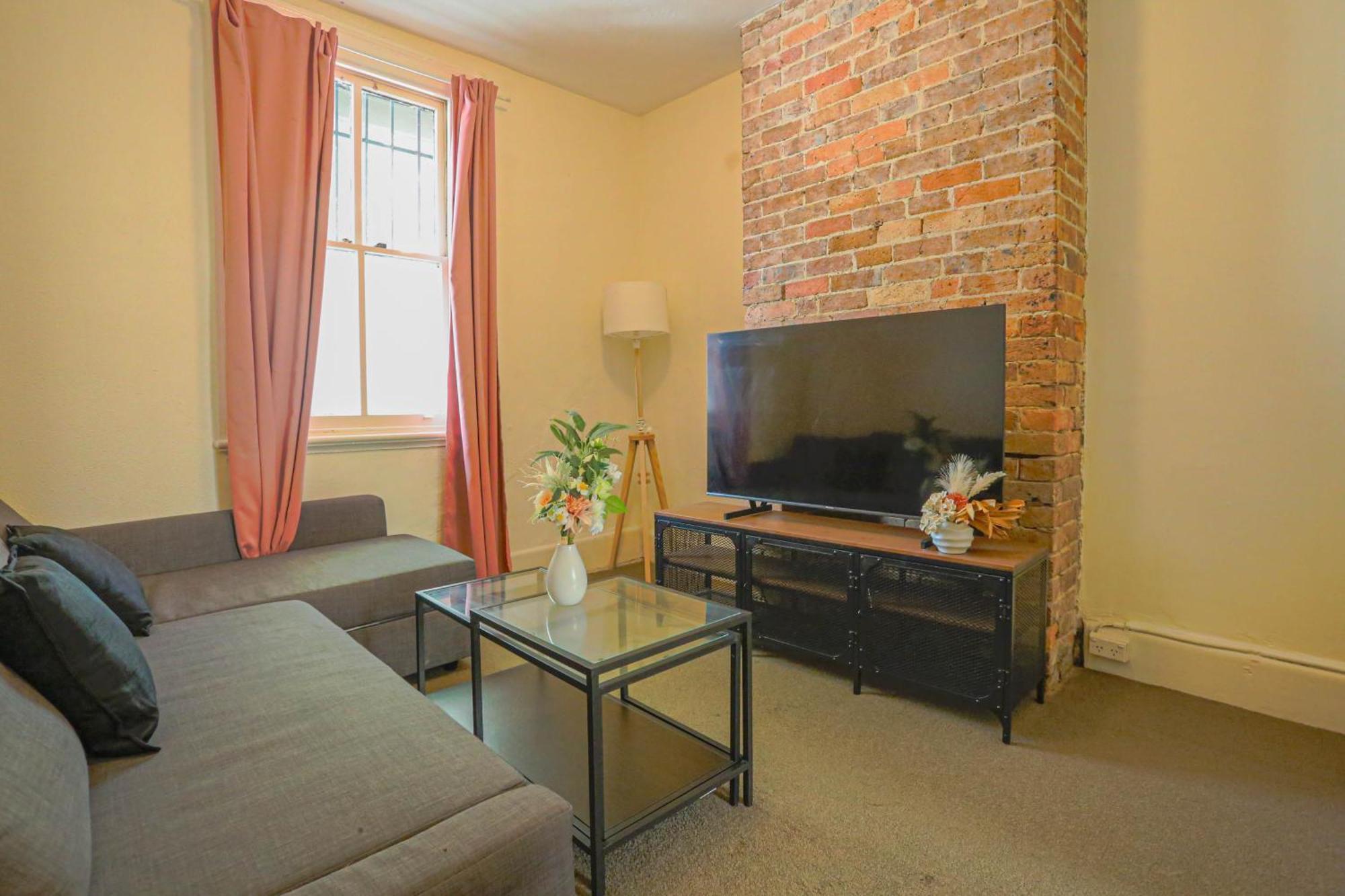 Stylish 3-bedroom Near Darling Harbour - Free E-bikes! Apartment