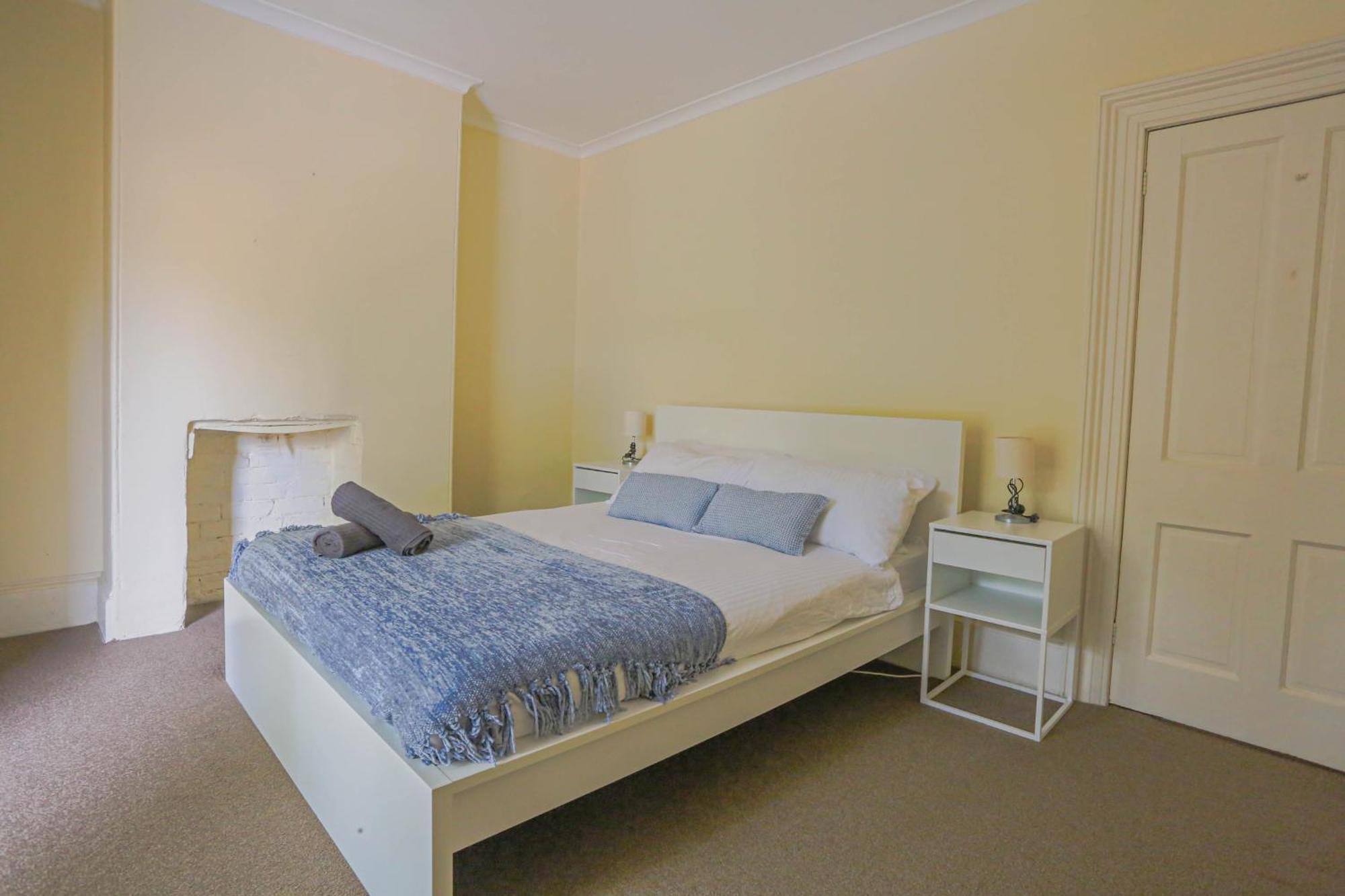 Stylish 3-bedroom Near Darling Harbour - Free E-bikes! Apartment *