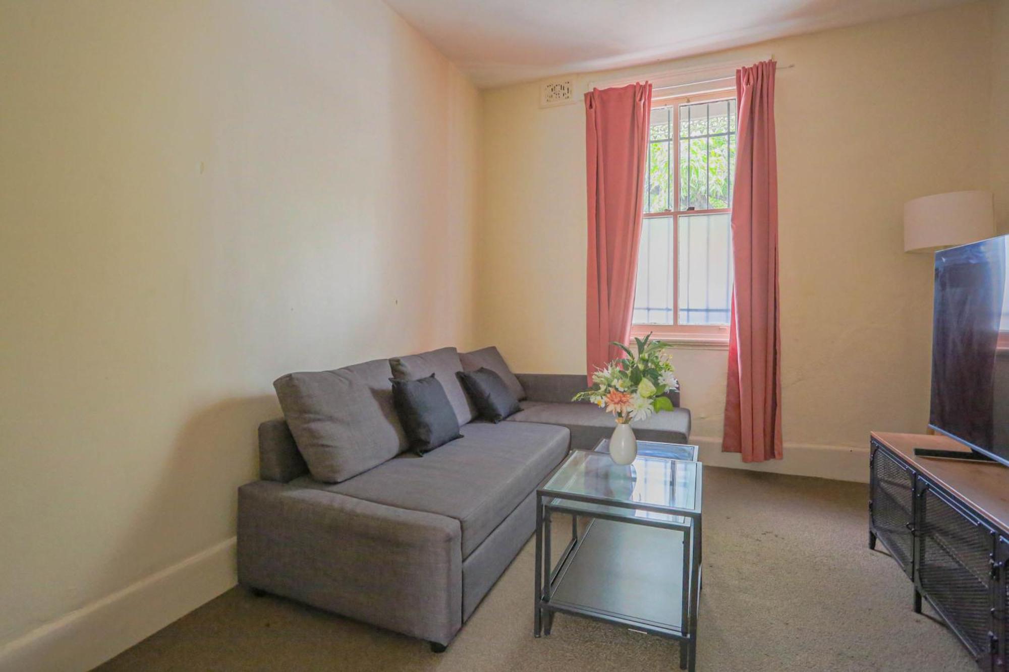 Apartment Stylish 3-bedroom Near Darling Harbour - Free E-bikes! Sydney