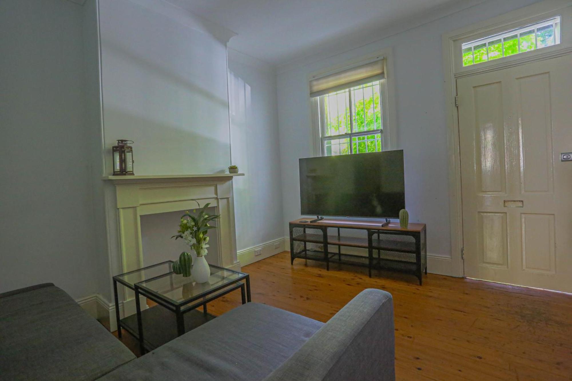 Elegant 2 Bedroom On The Edge Of Downtown Dowling St 2 E-bikes Included Holiday home
