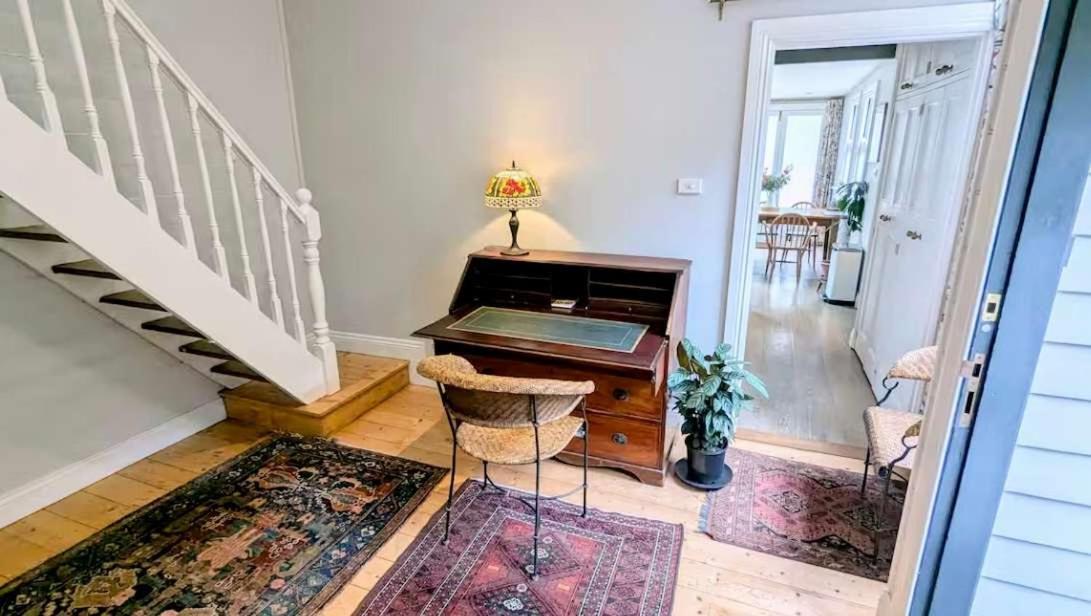 Charm & History 3bdr Close To Harbour Views *