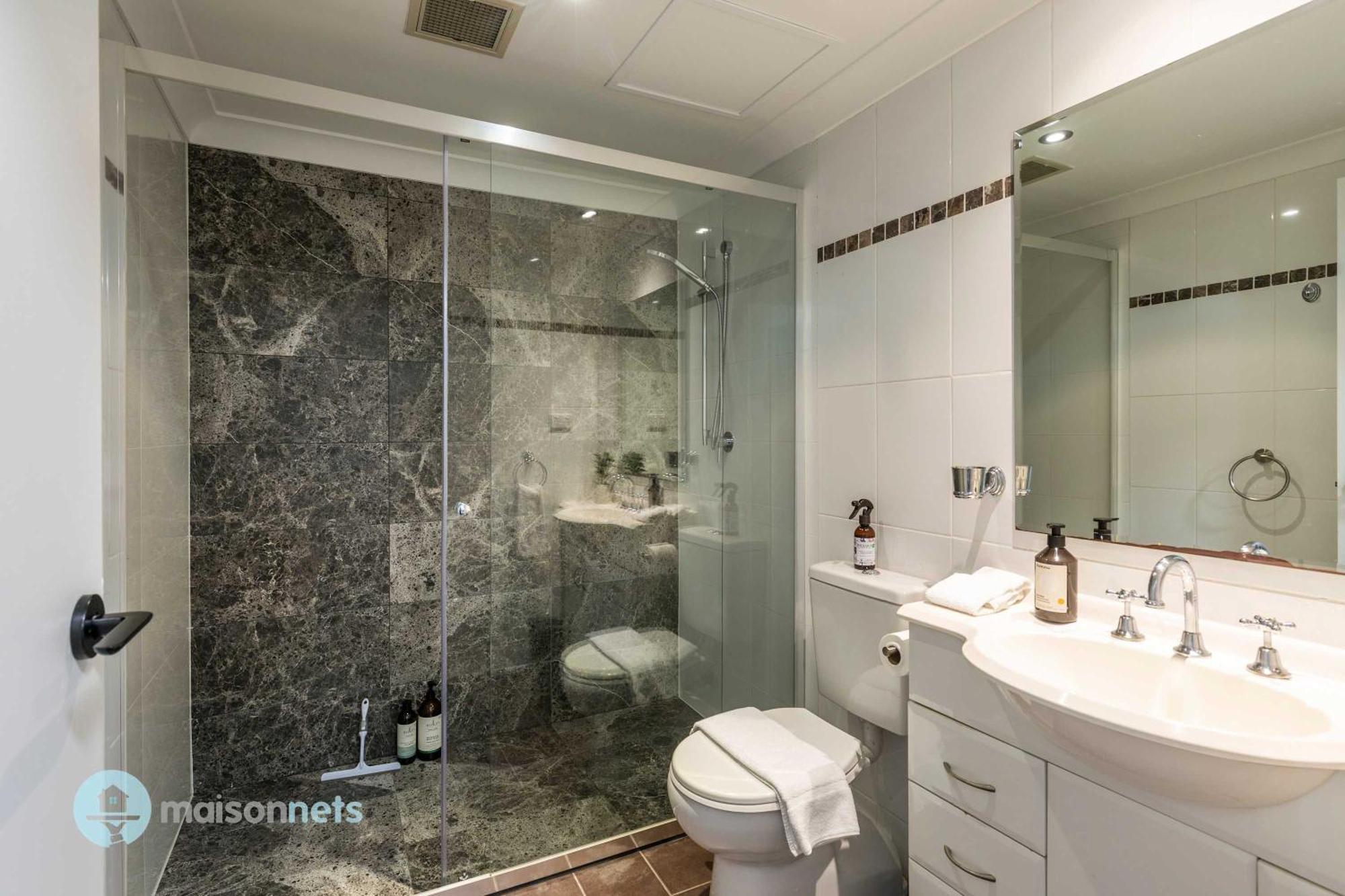 2 Bedroom 2 Bathroom Apt With Balcony And Parking *