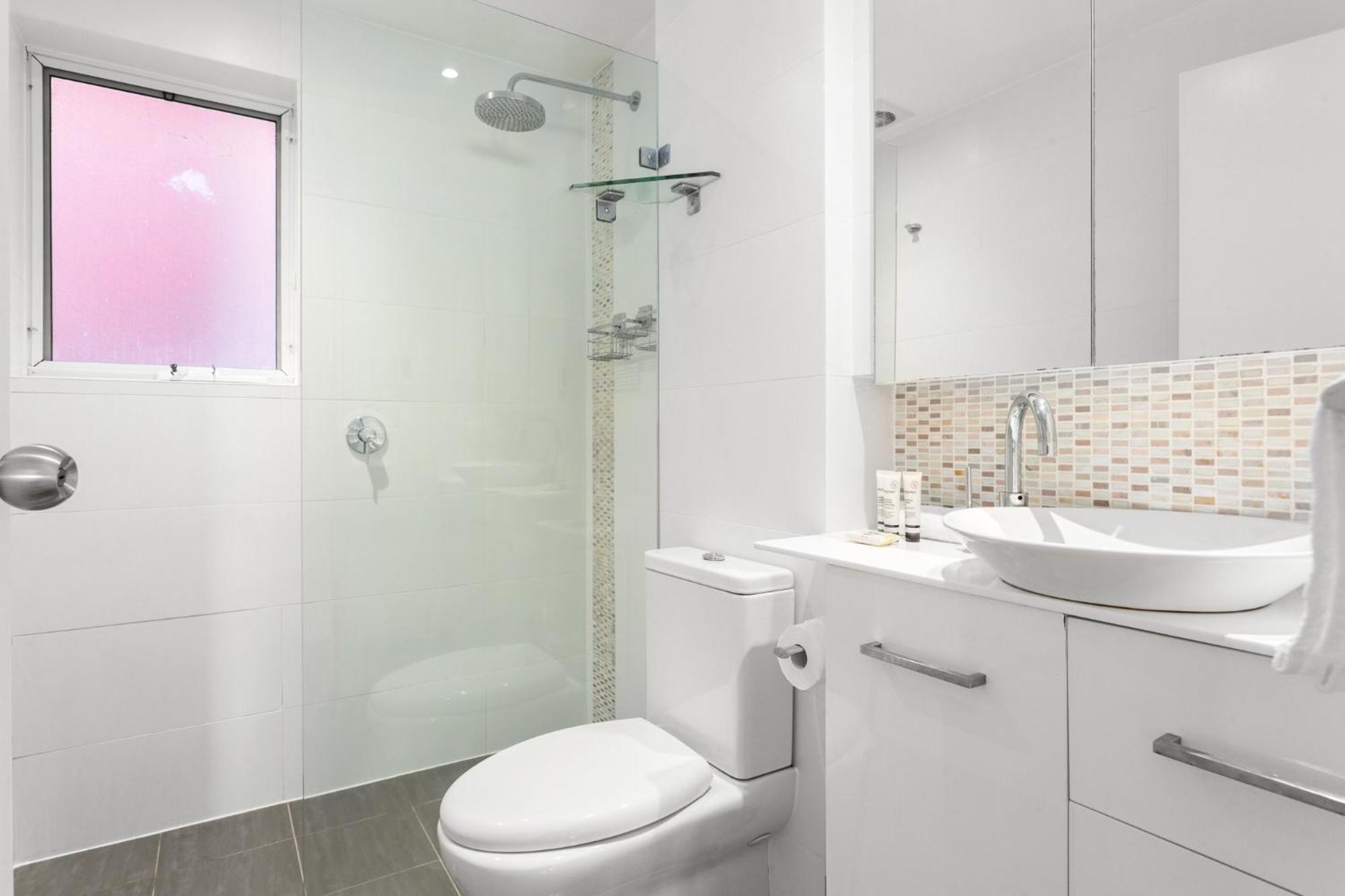 Bright 2-bed Unit With Parking By The Apartment Sydney