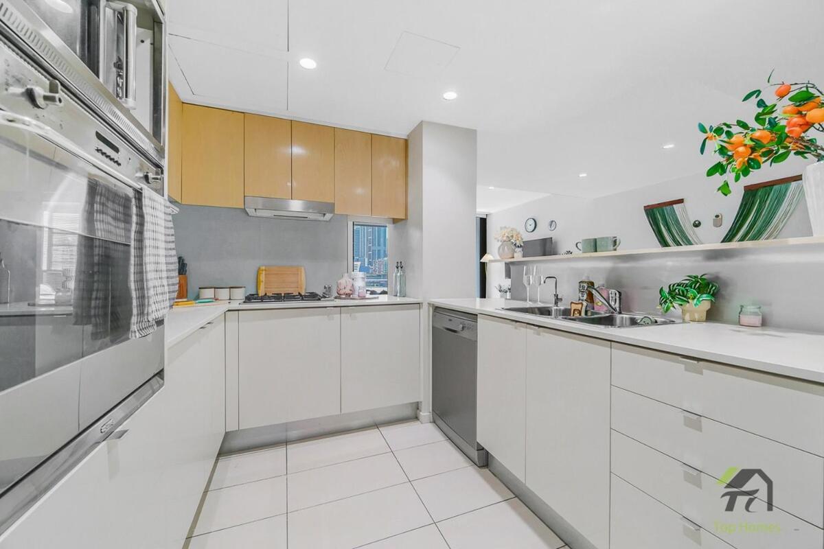 Luxury With 3 Rooms, 3 Bathrooms, And 2 Parking Spaces At Darling Harbour & Convention Center In Apartment