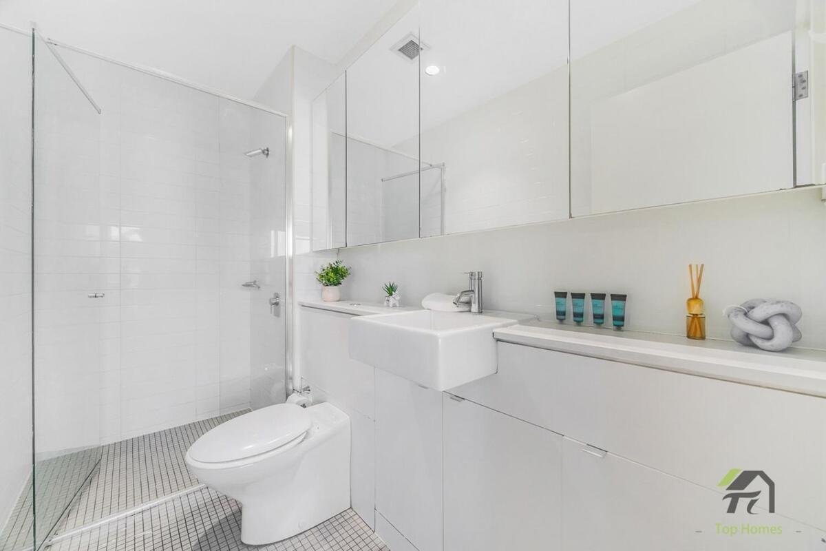 Luxury With 3 Rooms, 3 Bathrooms, And 2 Parking Spaces At Darling Harbour & Convention Center In Sydney