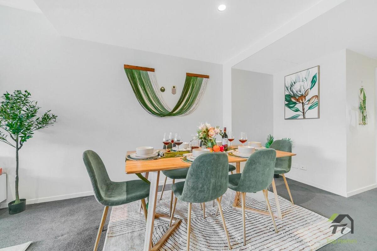 Luxury With 3 Rooms, 3 Bathrooms, And 2 Parking Spaces At Darling Harbour & Convention Center In Apartment *