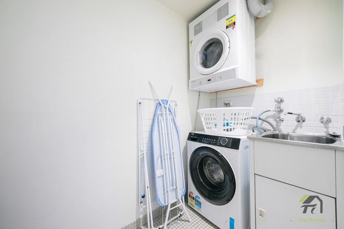 Luxury With 3 Rooms, 3 Bathrooms, And 2 Parking Spaces At Darling Harbour & Convention Center In * Sydney