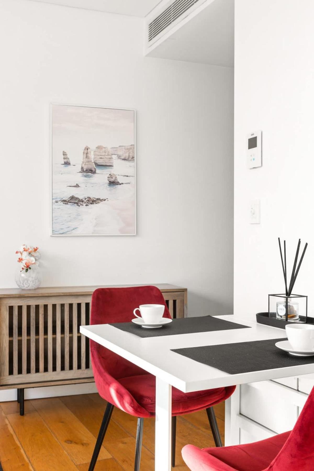 Central, Modern 1 Bedroom With Air-con & Balcony Apartment *