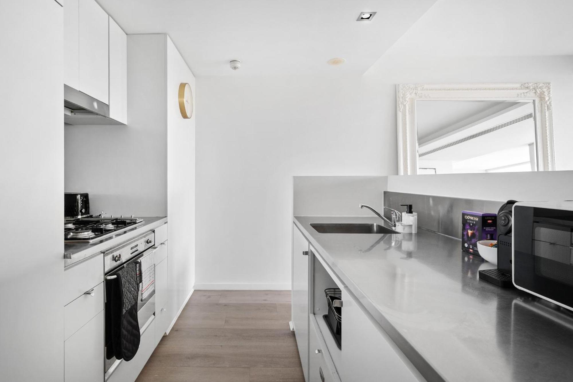 Bright 2br Pad With Scenic City-view, Gym & Pool
