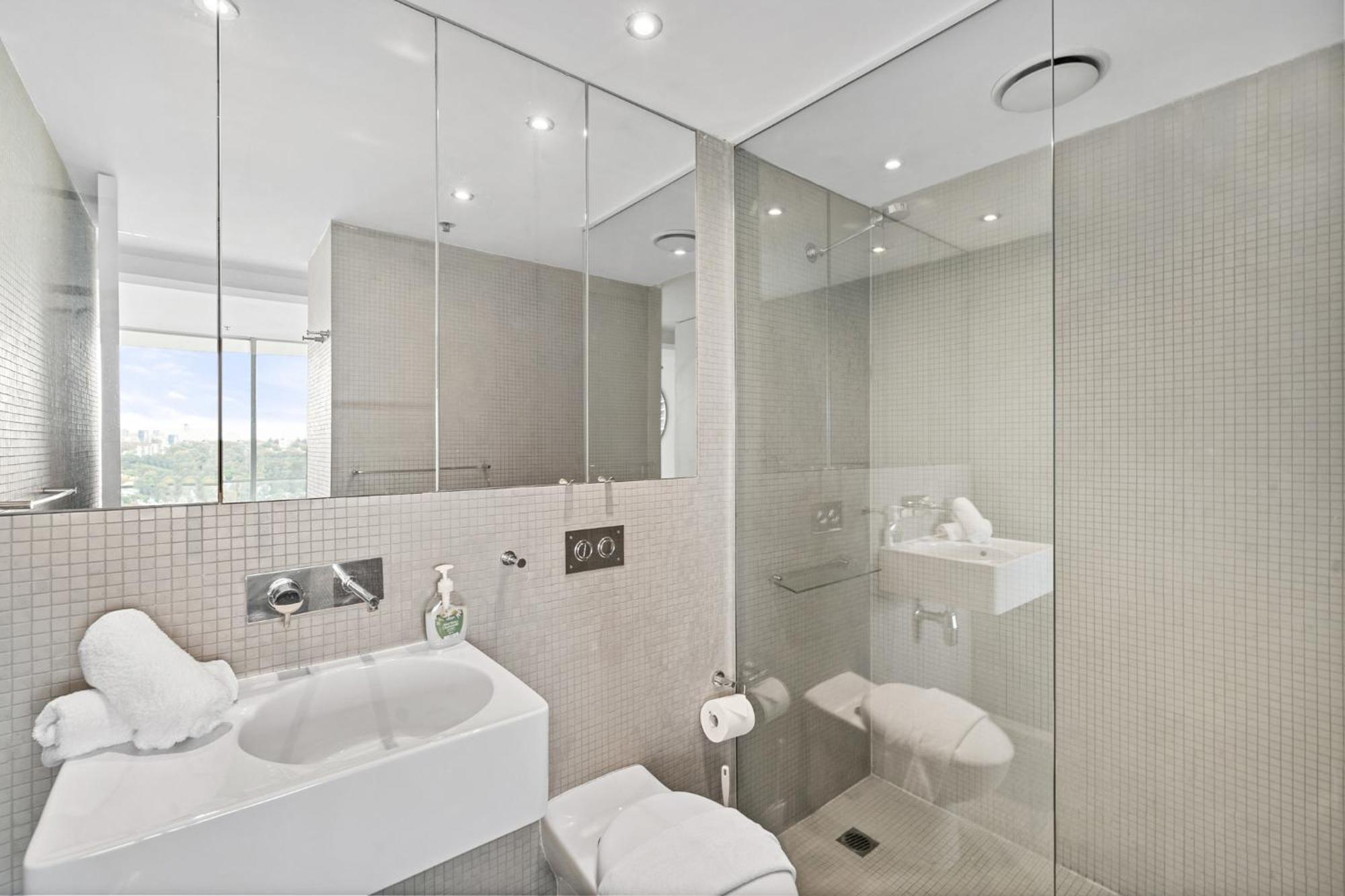 Apartment Bright 2br Pad With Scenic City-view, Gym & Pool