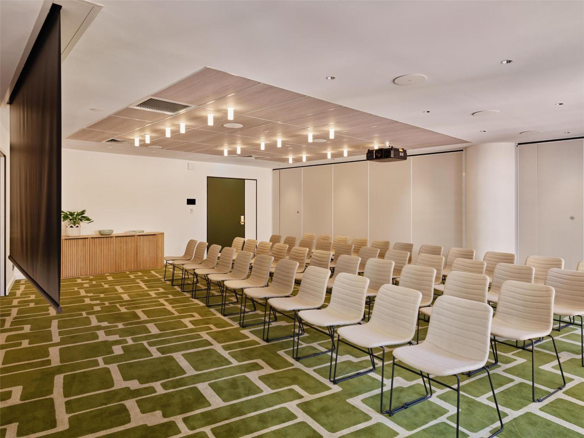 Adina Town Hall 4*