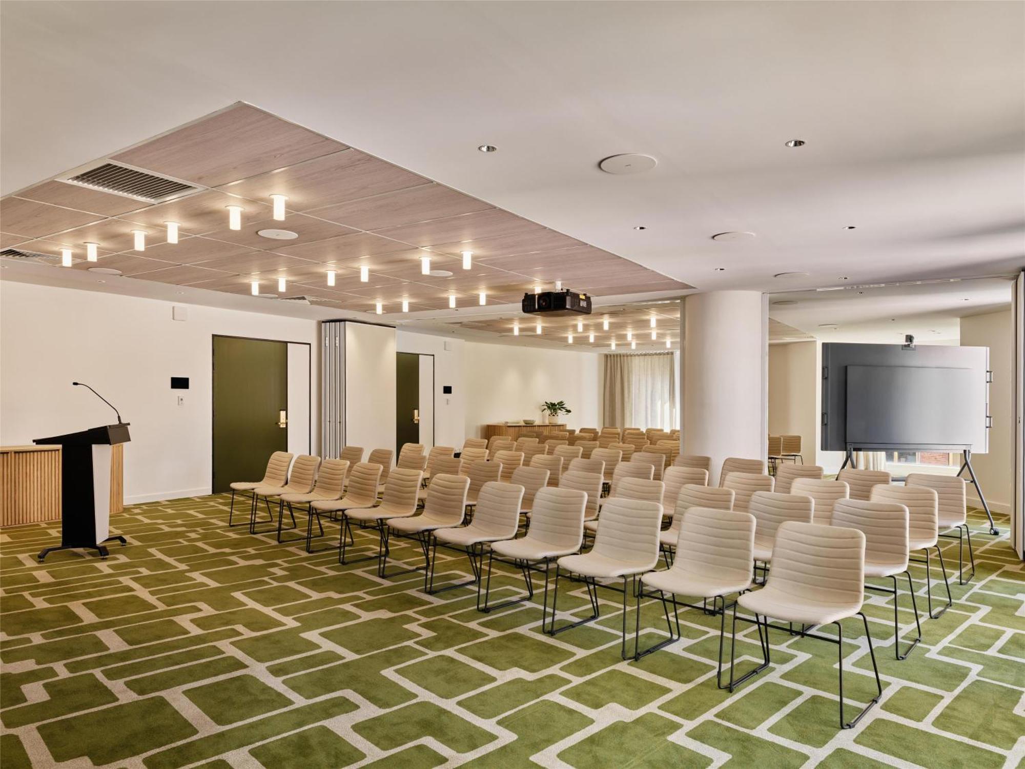 Adina Town Hall Aparthotel 4*