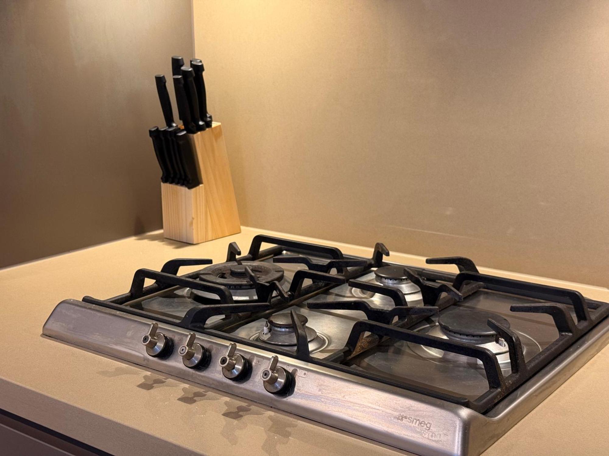 High Ceiling 6 Beds Private Garden Oasis 1min To Stadiums & Parking *