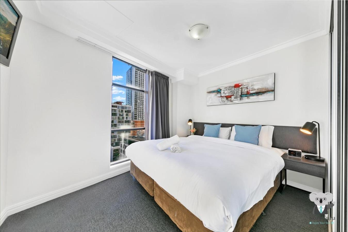 Bright 2-bedroom With Views Apartment *