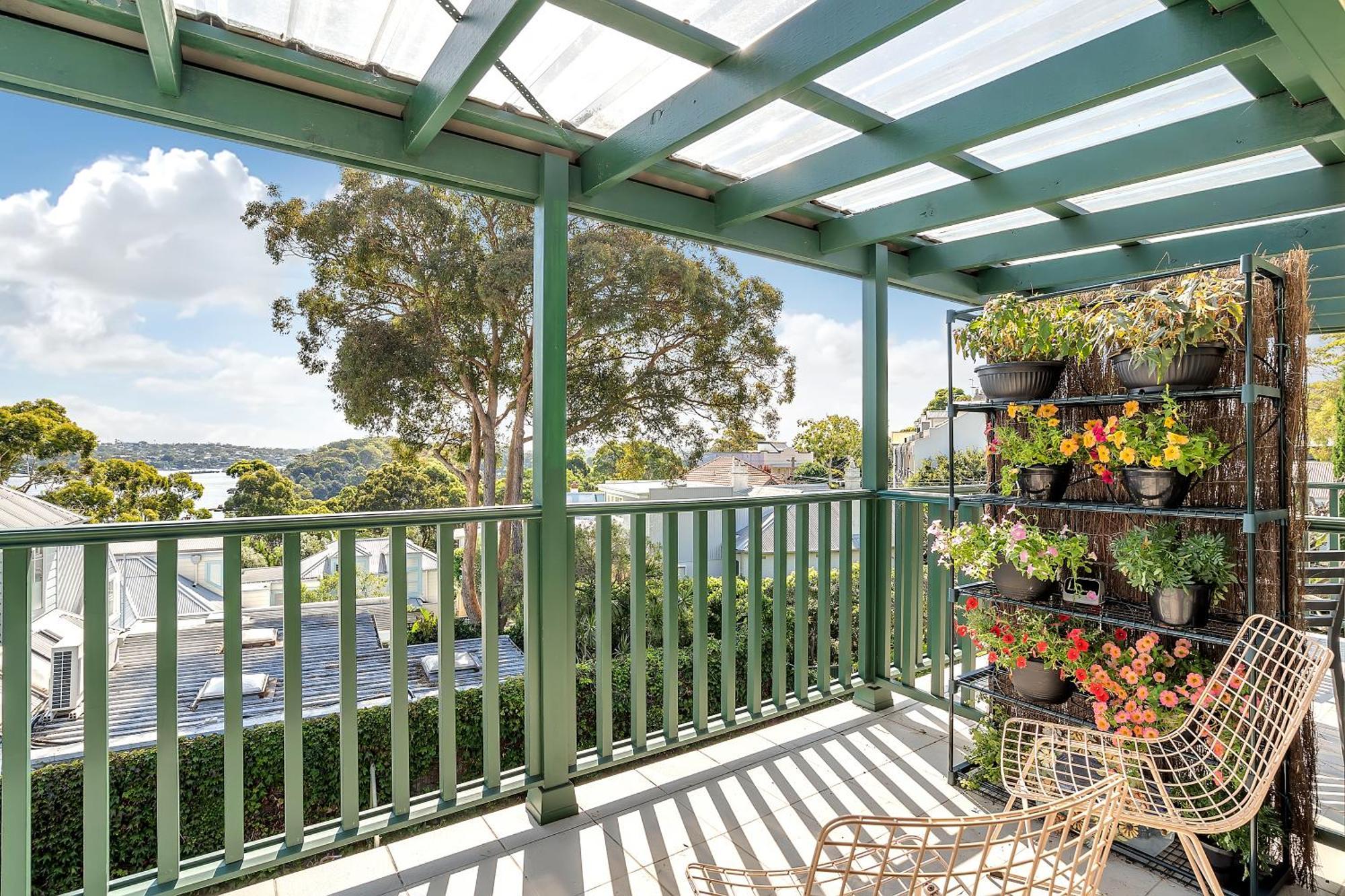 Harbourside Pad With Waterfront Views *
