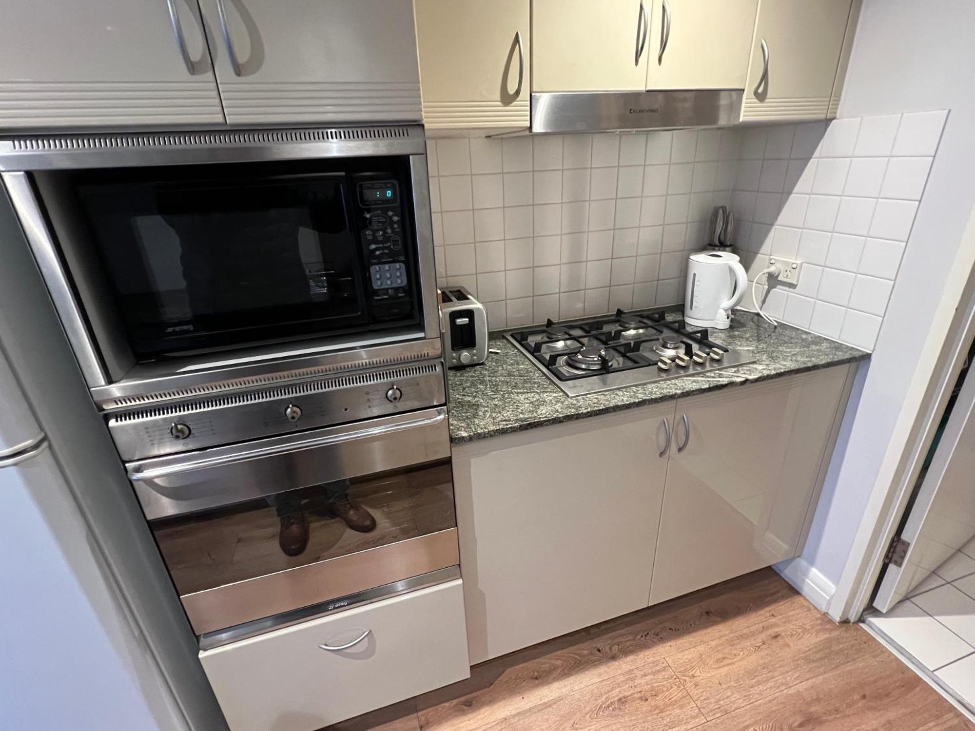 Spacious One-bedroom Or With Balcony * Sydney