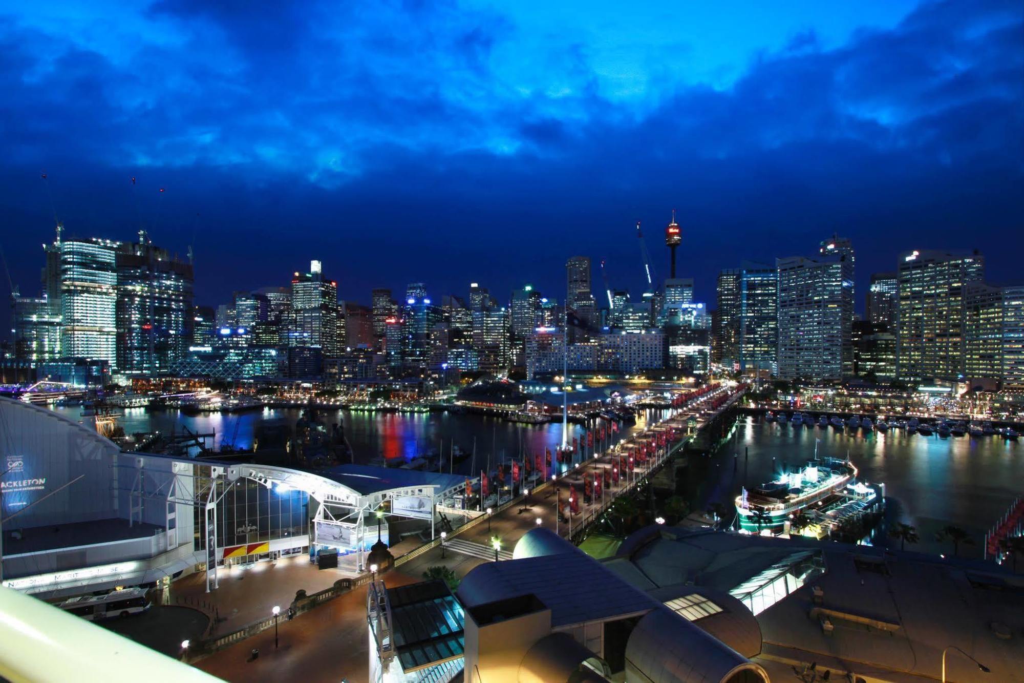 Darling Harbour Waterfront * Sydney