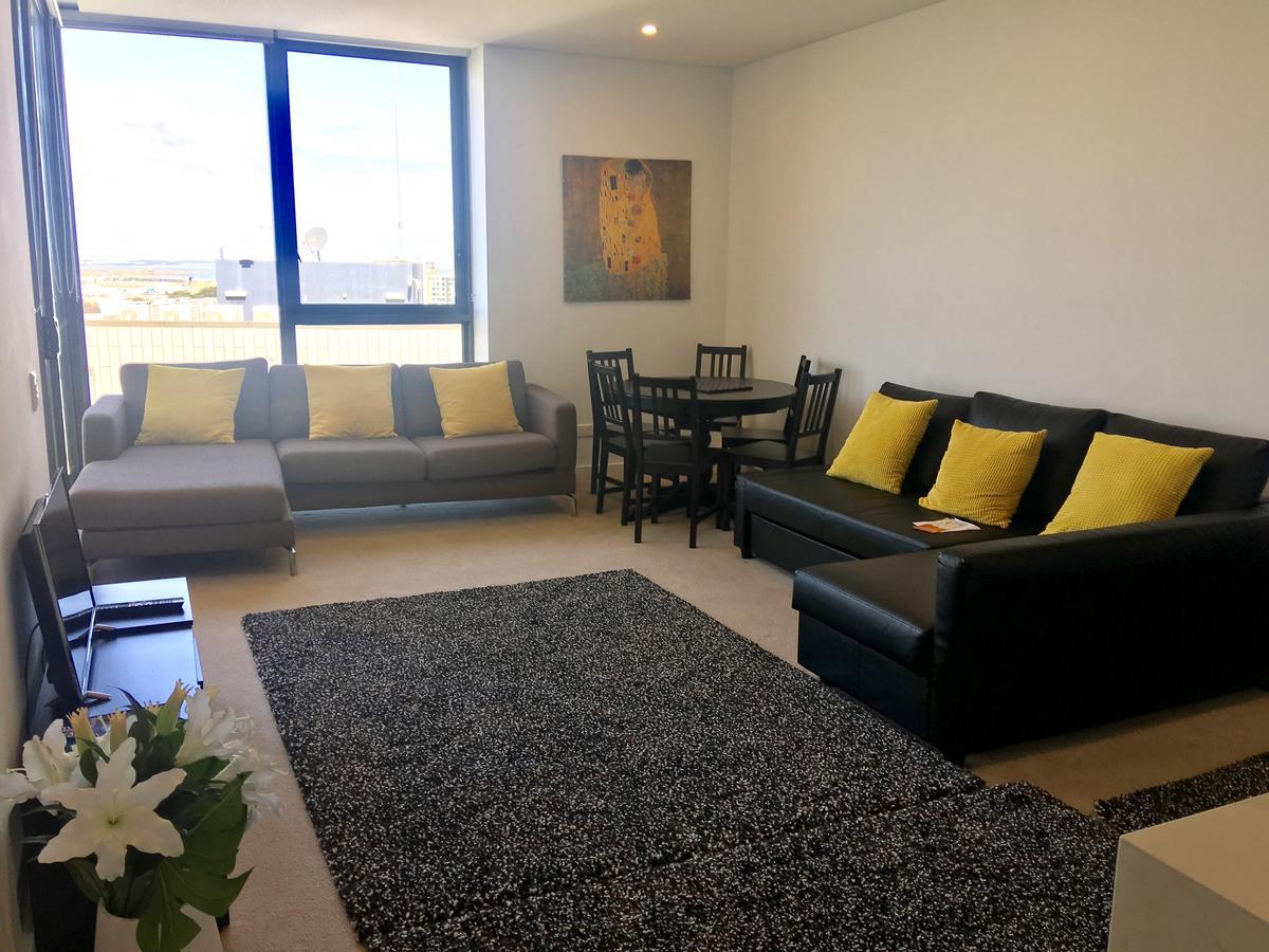 Panoramic Views In Luxurious Brand New * Sydney